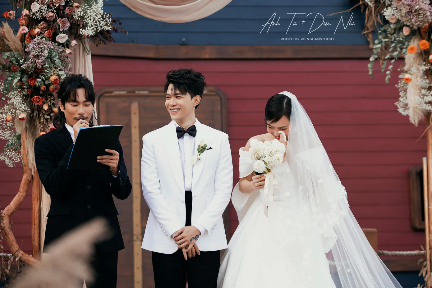 Tại đám cưới của Diệu Nhi - Anh Tú Atus vào năm 2022, khán giả cười ngất khi &quot;ông hoàng rối loạn ngôn ngữ&quot; Kiều Minh Tuấn đảm nhận vai trò MC.