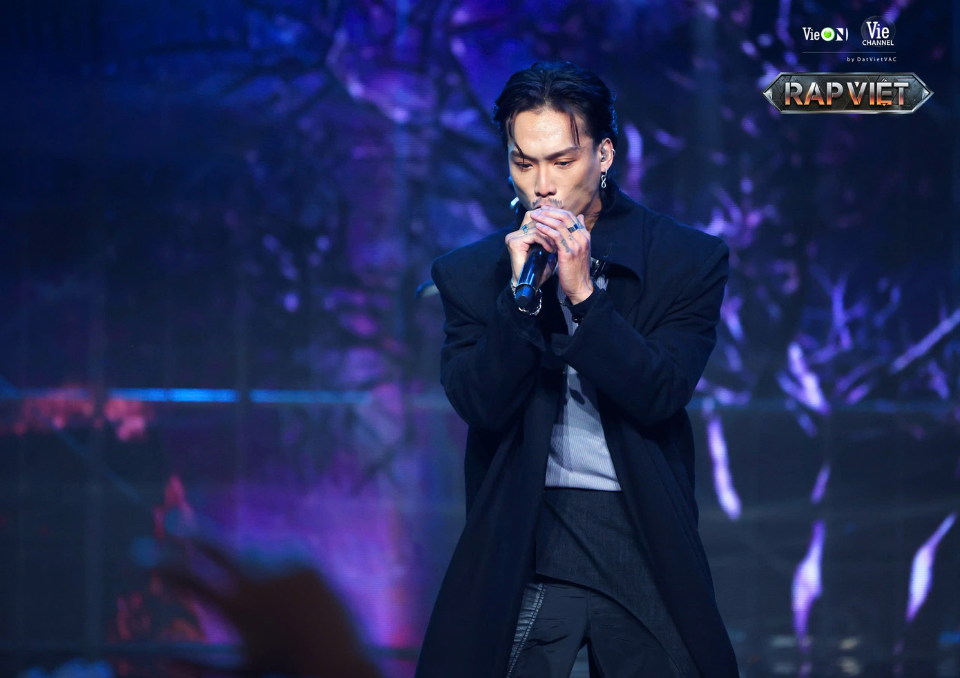 Phần thể hiện lấy nước mắt người xem của DABLO với &quot;Bố… Ở Đây!&quot; đã nhận được 87% lượt bình chọn từ khán giả và trở thành thành viên đội HLV Karik.