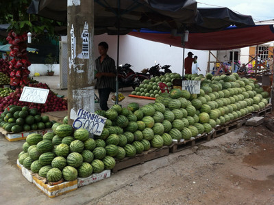  Dưa hấu chất ở vỉa hè Cần Thơ, bán 4.000-7.000 đ/kg. Ảnh: SÁU NGHỆ