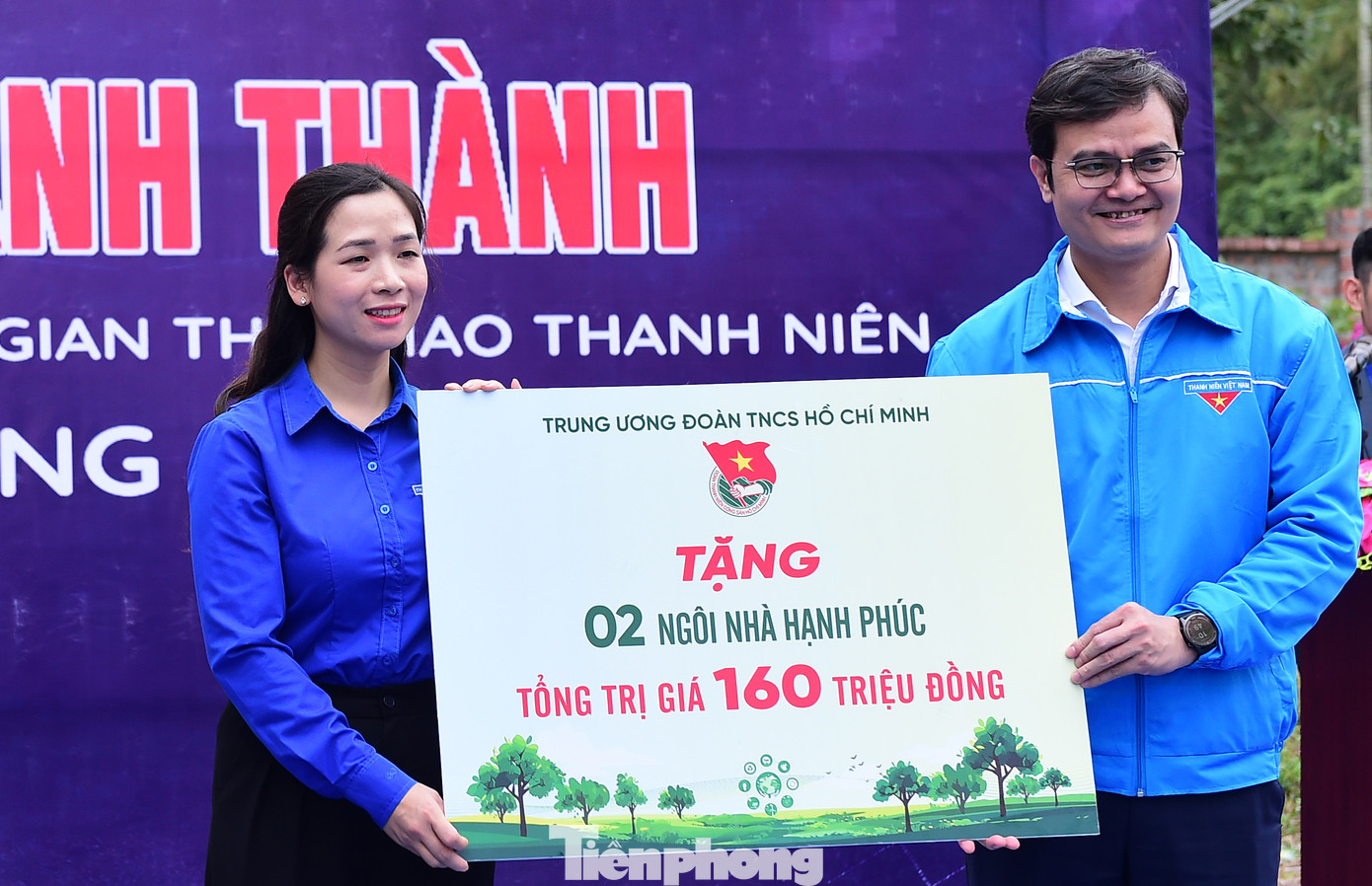 Dịp này, T.Ư Đoàn trao tặng 2 Ngôi nhà hạnh phúc cho gia đình có hoàn cảnh khó khăn, trị giá 160 triệu đồng. Trong ảnh, anh Bùi Quang Huy - Bí thư thứ nhất T.Ư Đoàn trao biển tượng trưng cho chị Dương Minh Nguyệt - Bí thư Tỉnh Đoàn Tuyên Quang. Ảnh: Xuân Tùng