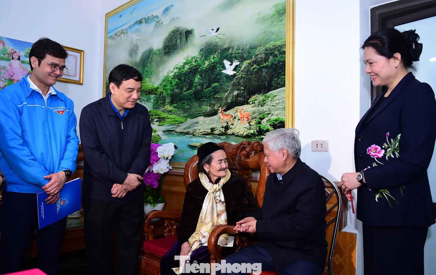 Đoàn đến thăm và tặng quà động viên Mẹ Việt Nam anh hùng Tình Thị Lộc. Ảnh: Xuân Tùng