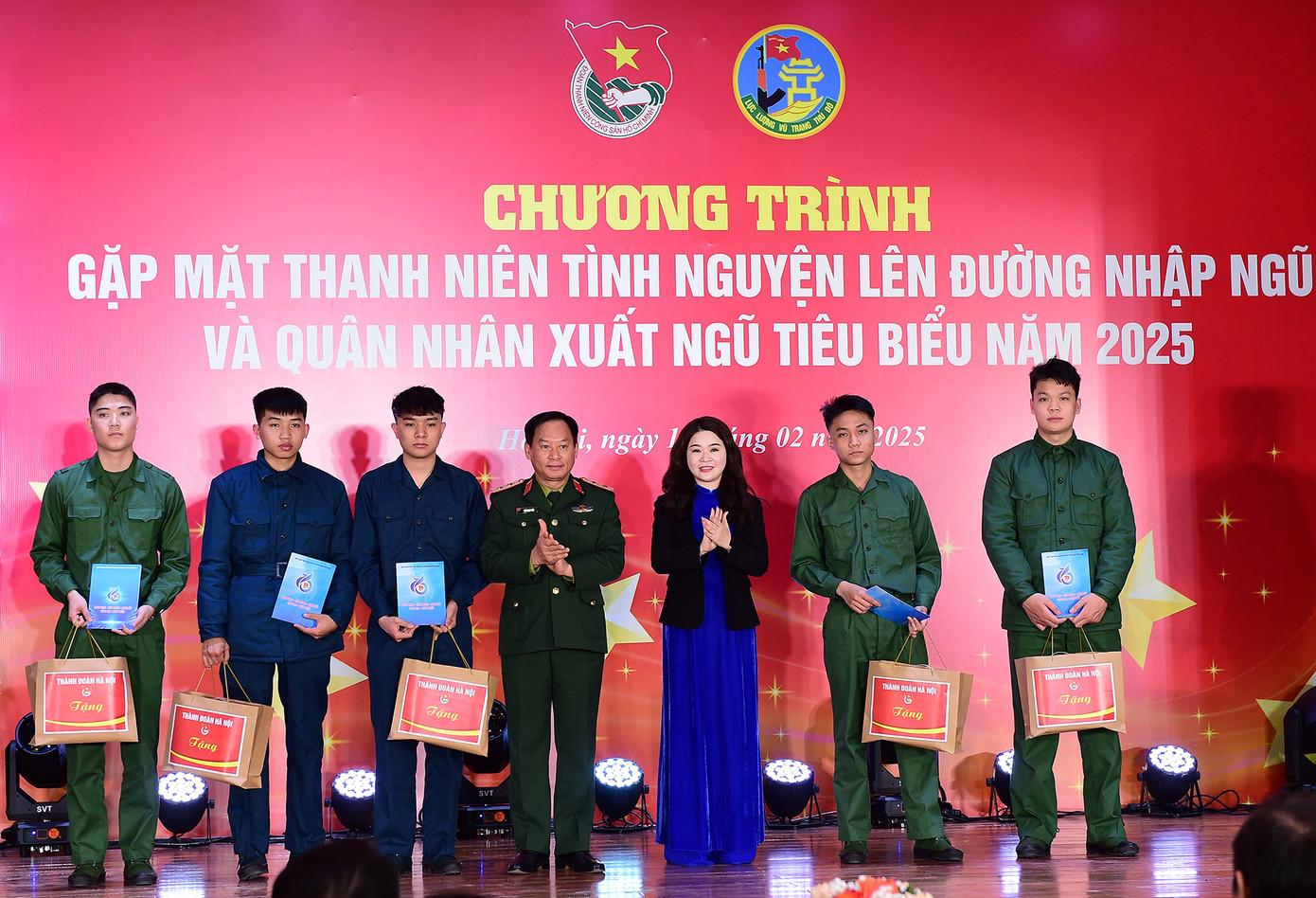 Nhiều phần quà ý nghĩa được trao tặng trong chương trình. Ảnh: Xuân Tùng Nhiều phần quà ý nghĩa được trao tặng trong chương trình. Ảnh: Xuân Tùng