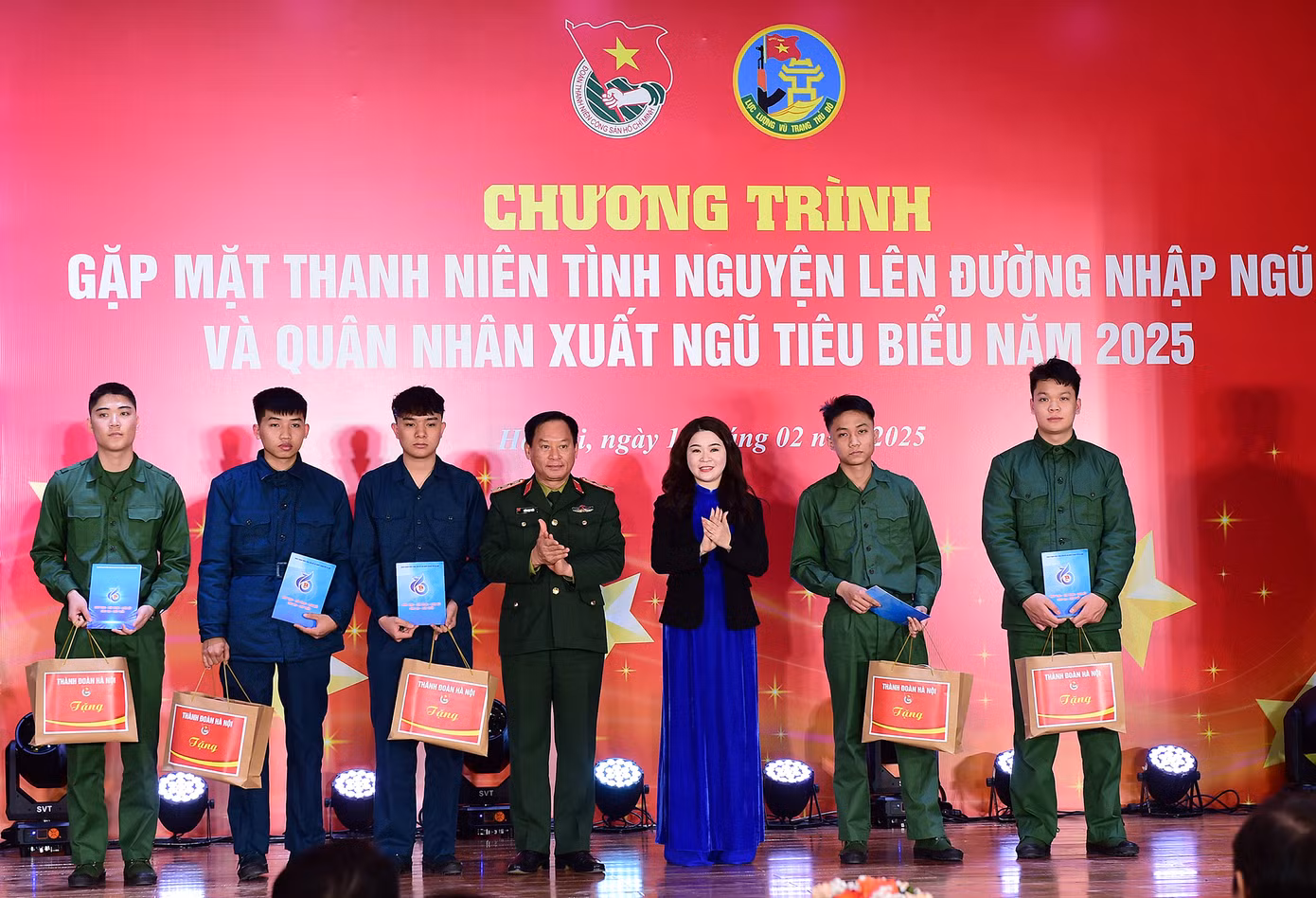 Nhiều phần quà ý nghĩa được trao tặng trong chương trình. Ảnh: Xuân Tùng