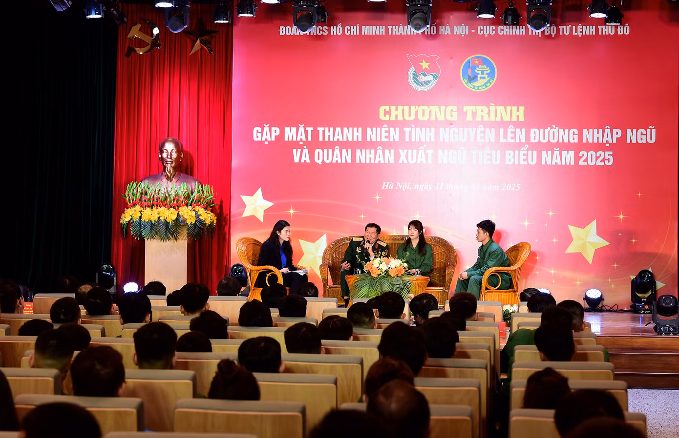 Chương trình giao lưu “Khát vọng cống hiến - Vững bước tương lai”. Ảnh: Xuân Tùng