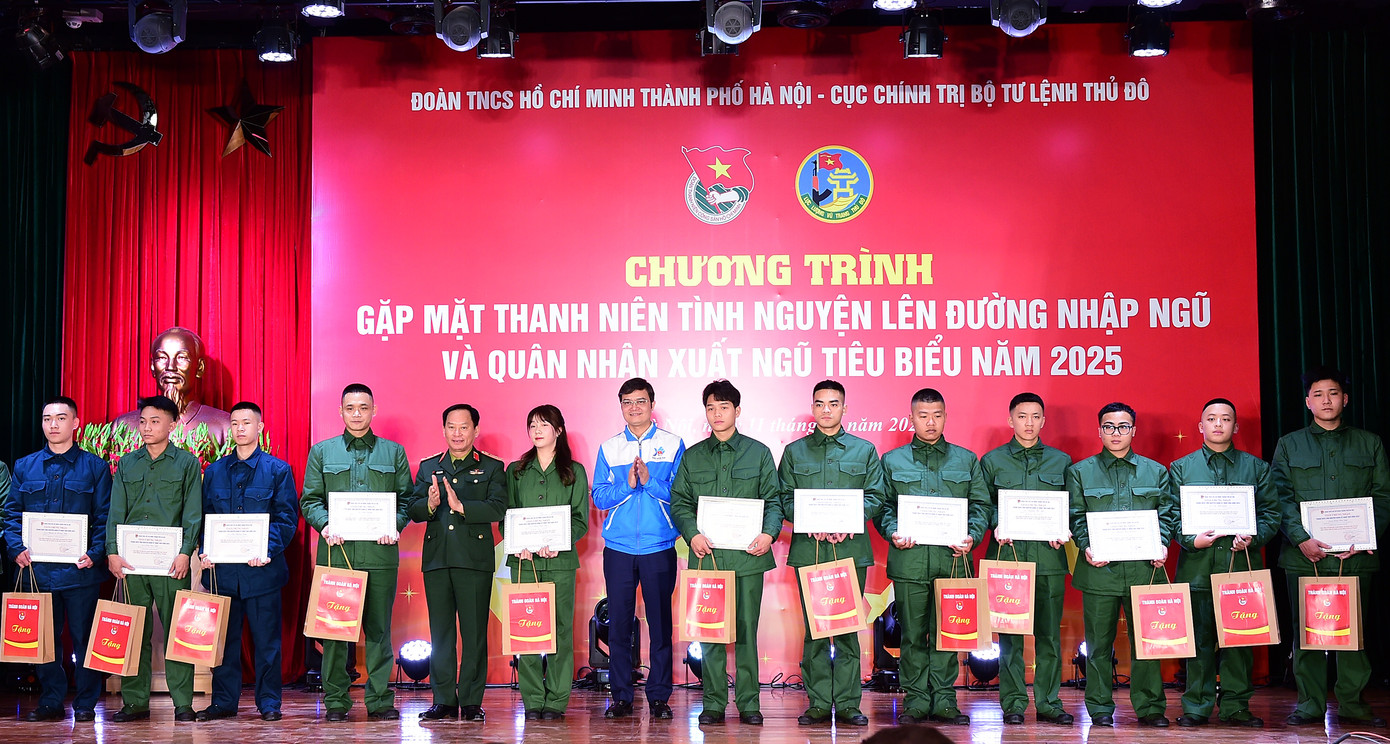 Anh Bùi Quang Huy - Bí thư thứ nhất T.Ư Đoàn và đại diện đơn vị tổ chức trao Giấy chứng nhận, quà tặng thanh niên tình nguyện nhập ngũ Thủ đô năm nay. Ảnh: Xuân Tùng Anh Bùi Quang Huy - Bí thư thứ nhất T.Ư Đoàn và đại diện đơn vị tổ chức trao Giấy chứng nhận, quà tặng thanh niên tình nguyện nhập ngũ Thủ đô năm nay. Ảnh: Xuân Tùng