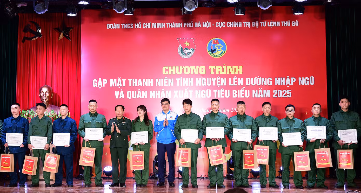 Anh Bùi Quang Huy - Bí thư thứ nhất T.Ư Đoàn và đại diện đơn vị tổ chức trao Giấy chứng nhận, quà tặng thanh niên tình nguyện nhập ngũ Thủ đô năm nay. Ảnh: Xuân Tùng