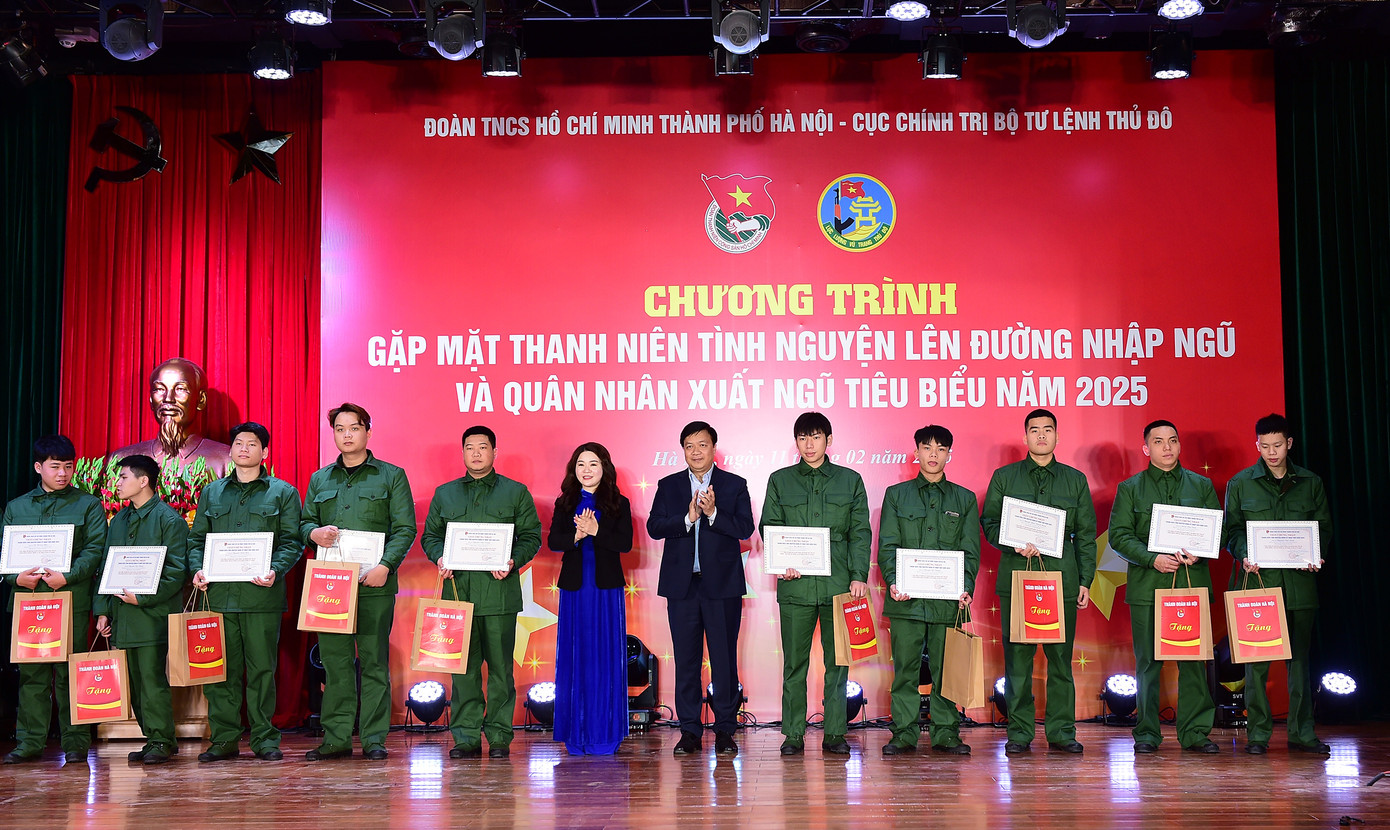 Chị Chu Hồng Minh - Bí thư Thành Đoàn Hà Nội trao Giấy chứng nhận, quà tặng thanh niên tình nguyện nhập ngũ Thủ đô năm nay. Ảnh: Xuân Tùng Chị Chu Hồng Minh - Bí thư Thành Đoàn Hà Nội trao Giấy chứng nhận, quà tặng thanh niên tình nguyện nhập ngũ Thủ đô năm nay. Ảnh: Xuân Tùng