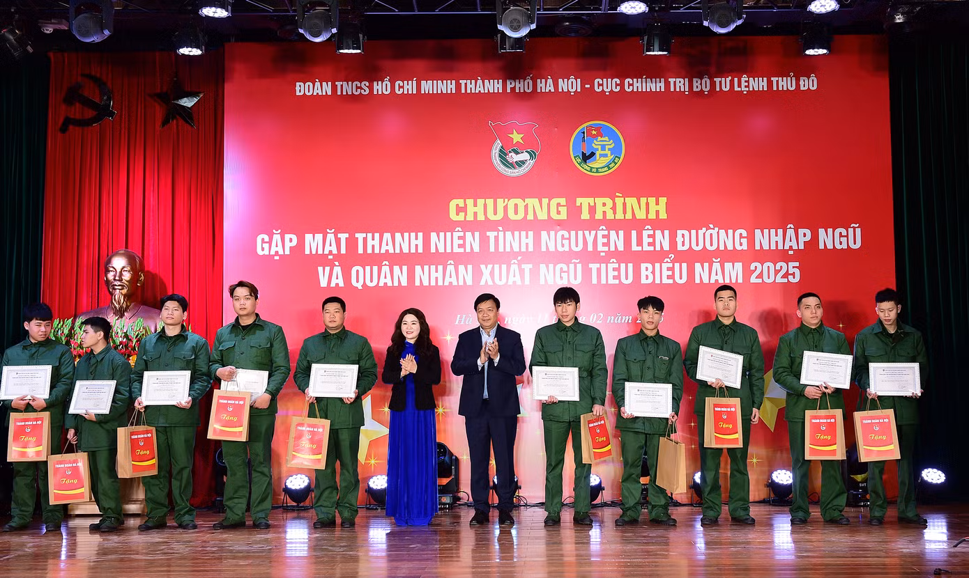 Chị Chu Hồng Minh - Bí thư Thành Đoàn Hà Nội trao Giấy chứng nhận, quà tặng thanh niên tình nguyện nhập ngũ Thủ đô năm nay. Ảnh: Xuân Tùng