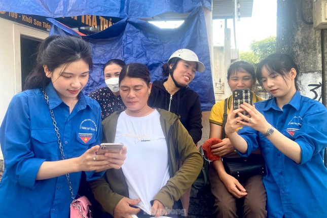 Thanh niên tình nguyện tại Nghệ An hỗ trợ người dân cài đặt định danh điện tử. Thanh niên tình nguyện tại Nghệ An hỗ trợ người dân cài đặt định danh điện tử.