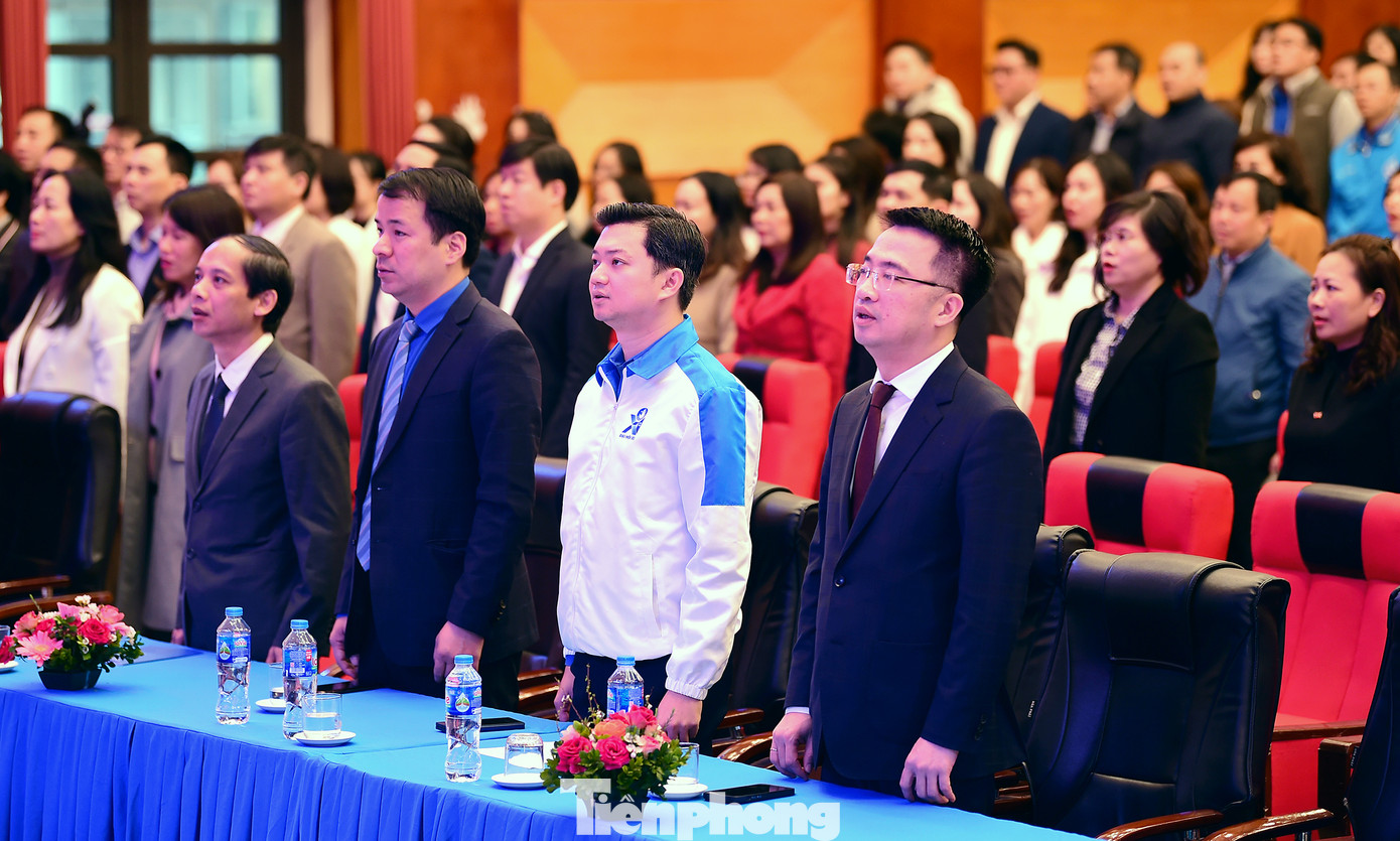 Các đại biểu thực hiện nghi lễ chào cờ tại lễ kỷ niệm 95 năm Ngày thành lập Đảng Cộng sản Việt Nam. Ảnh: Xuân Tùng