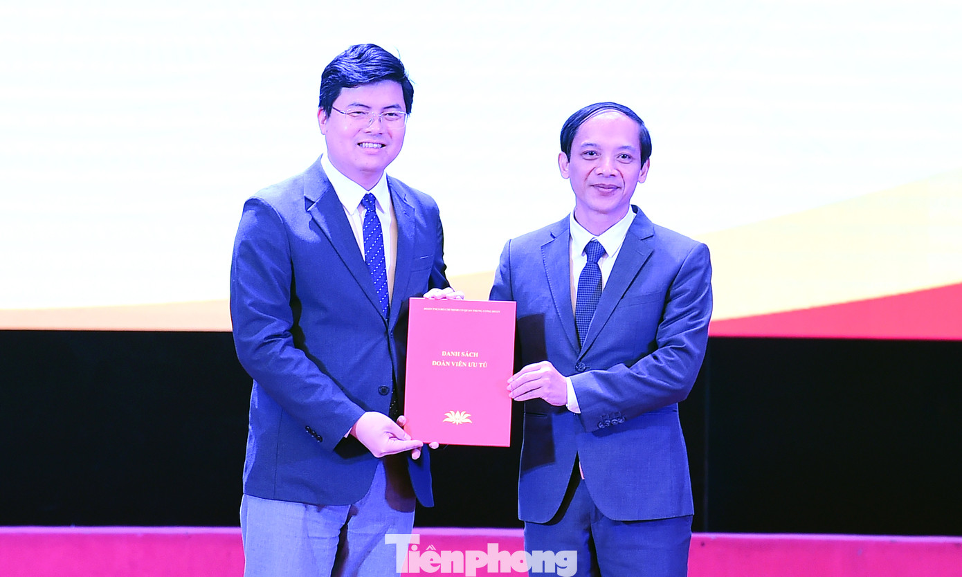 Anh Hoàng Đức Nam - Bí thư Đoàn Thanh niên cơ quan T.Ư trao danh sách 122 đoàn viên ưu tú giới thiệu cho Đảng. Anh Nguyễn Thanh Tùng - Phó Bí thư thường trực Đảng uỷ T.Ư Đoàn nhận danh sách. Ảnh: Xuân Tùng