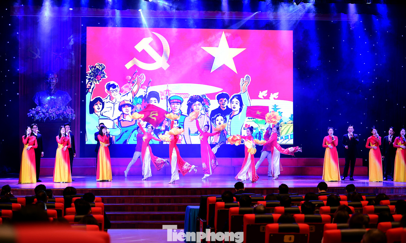Tiết mục văn nghệ tại lễ kỷ niệm 95 năm Ngày thành lập Đảng. Ảnh: Xuân Tùng