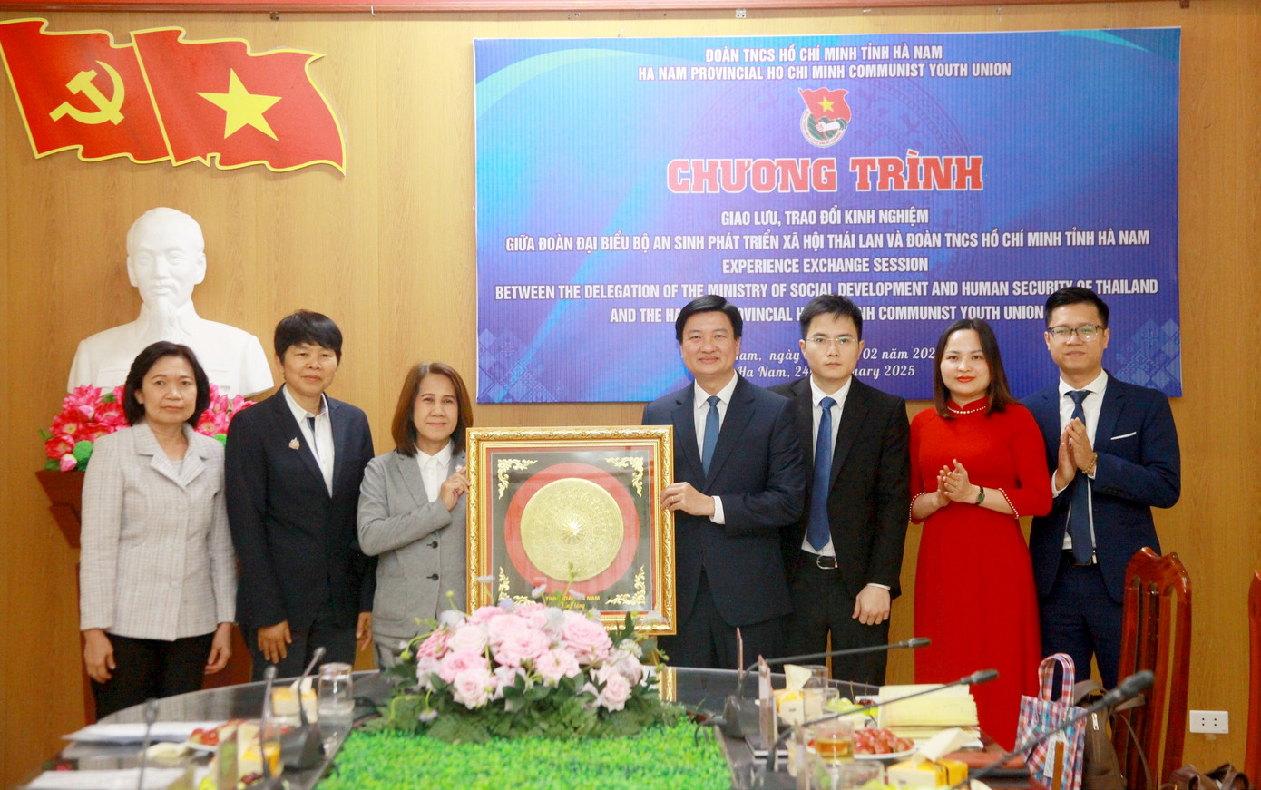 Bí thư Tỉnh Đoàn Hà Nam Trần Ngọc Nam tặng quà đoàn đại biểu Bộ An sinh Phát triển xã hội Thái Lan tại buổi tiếp. Ảnh: BTC Bí thư Tỉnh Đoàn Hà Nam Trần Ngọc Nam tặng quà đoàn đại biểu Bộ An sinh Phát triển xã hội Thái Lan tại buổi tiếp. Ảnh: BTC