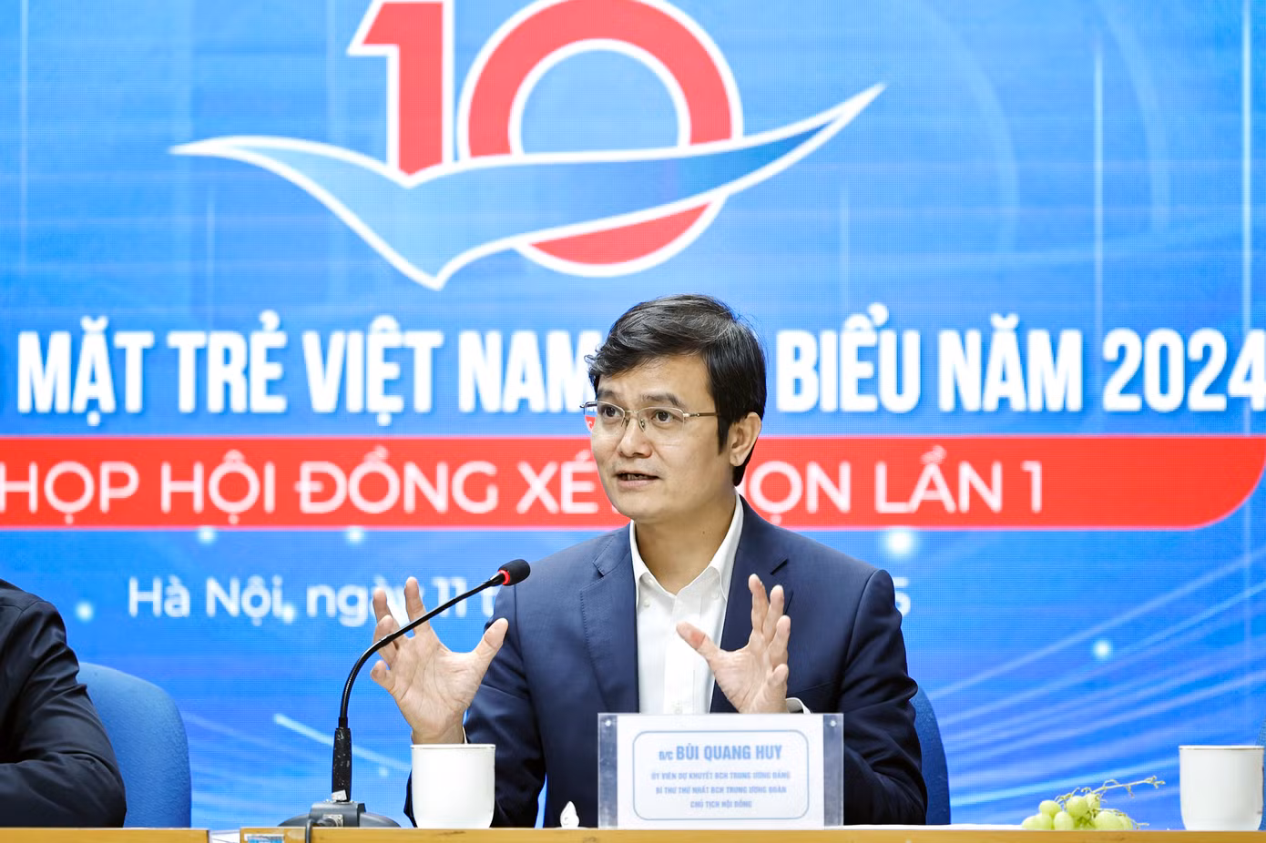 Anh Bùi Quang Huy chủ trì cuộc họp.