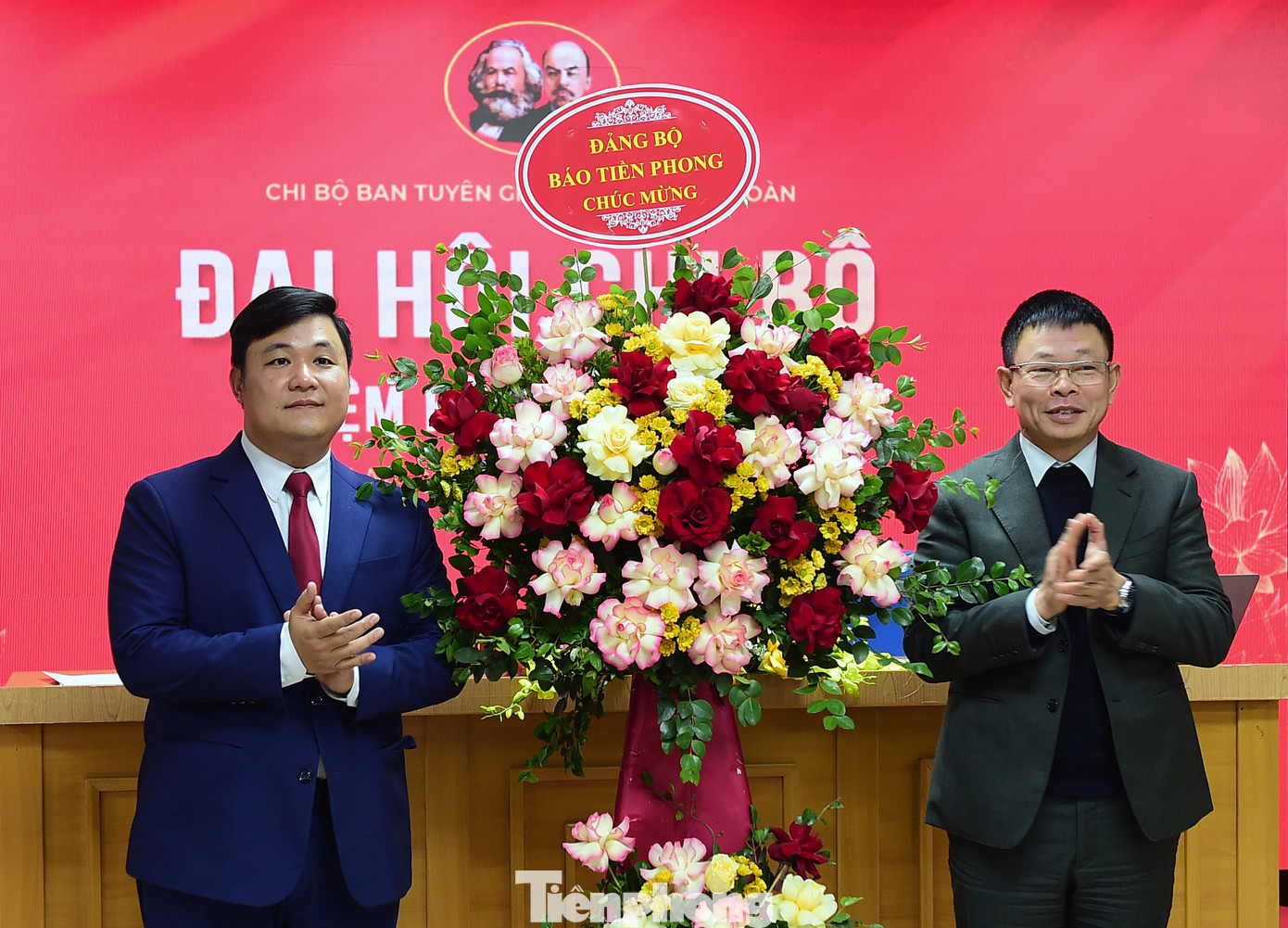 Nhà báo Phùng Công Sưởng - Bí thư Đảng ủy, Tổng Biên tập Báo Tiền Phong tặng lẵng hoa chúc mừng Đại hội Chi bộ Ban Tuyên giáo T.Ư Đoàn. Nhà báo Phùng Công Sưởng - Bí thư Đảng ủy, Tổng Biên tập Báo Tiền Phong tặng lẵng hoa chúc mừng Đại hội Chi bộ Ban Tuyên giáo T.Ư Đoàn.