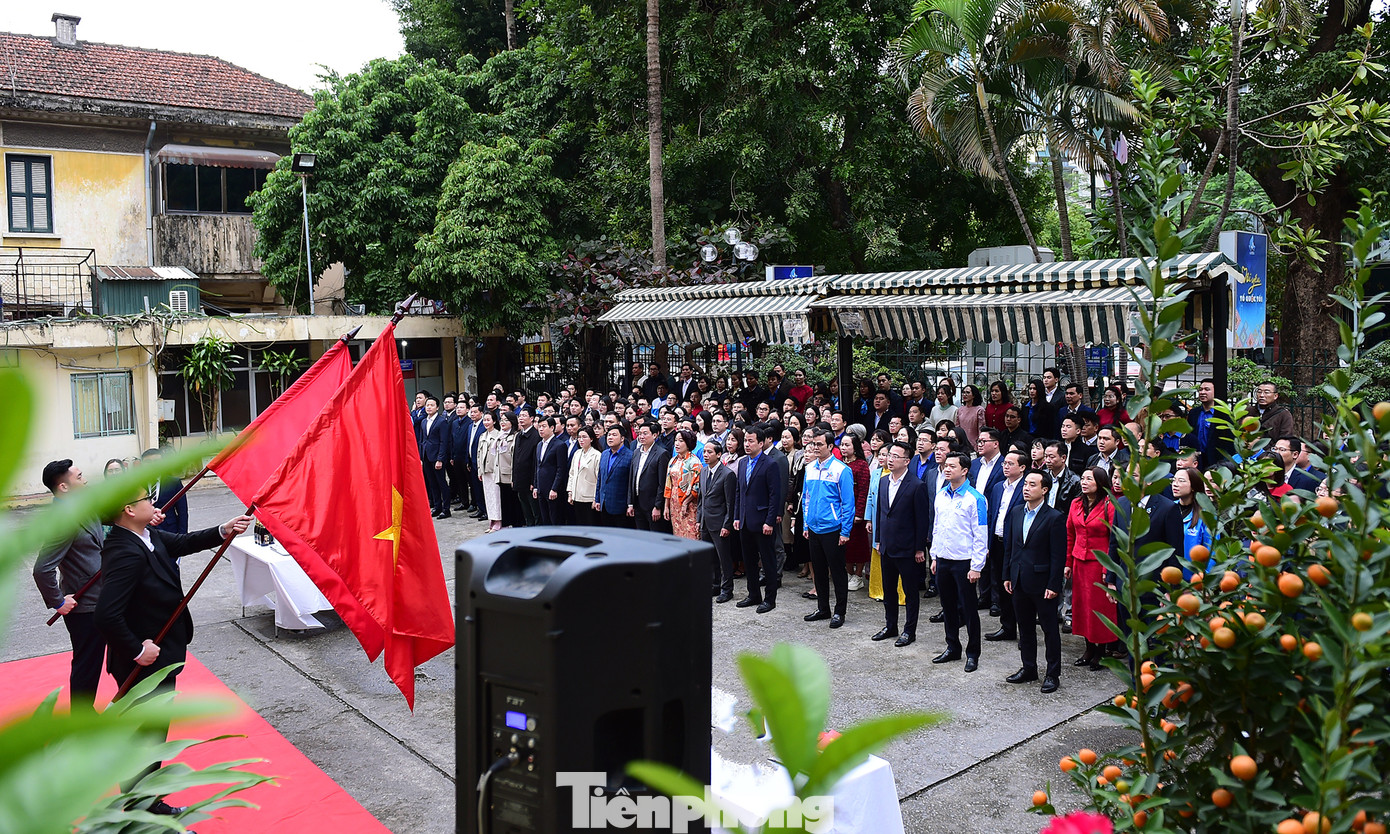 Lãnh đạo, cán bộ, công nhân viên các ban, đơn vị trực thuộc cơ quan T.Ư Đoàn thực hiện lễ chào cờ. Ảnh: Xuân Tùng