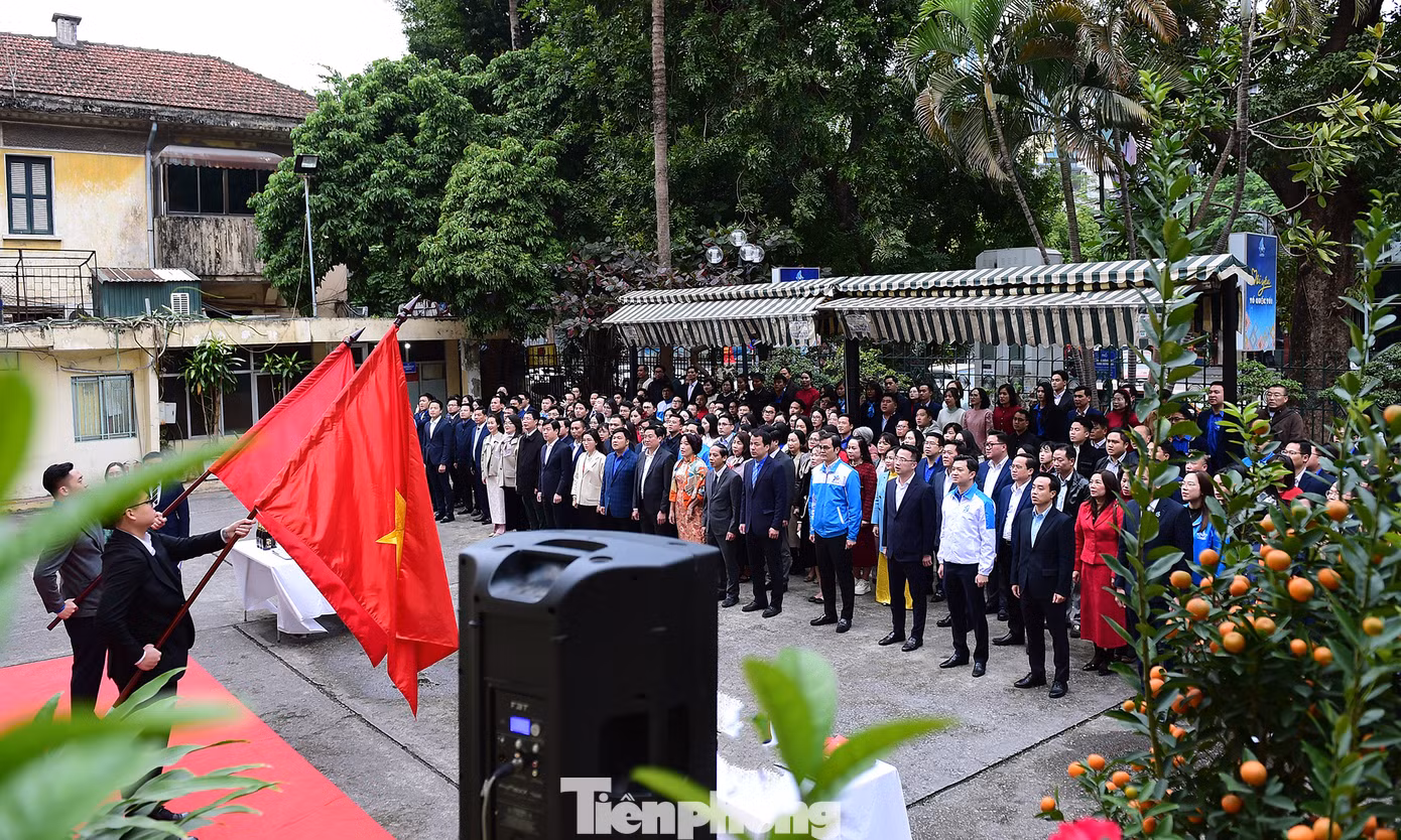 Lãnh đạo, cán bộ, công nhân viên các ban, đơn vị trực thuộc cơ quan T.Ư Đoàn thực hiện lễ chào cờ. Ảnh: Xuân Tùng Lãnh đạo, cán bộ, công nhân viên các ban, đơn vị trực thuộc cơ quan T.Ư Đoàn thực hiện lễ chào cờ. Ảnh: Xuân Tùng