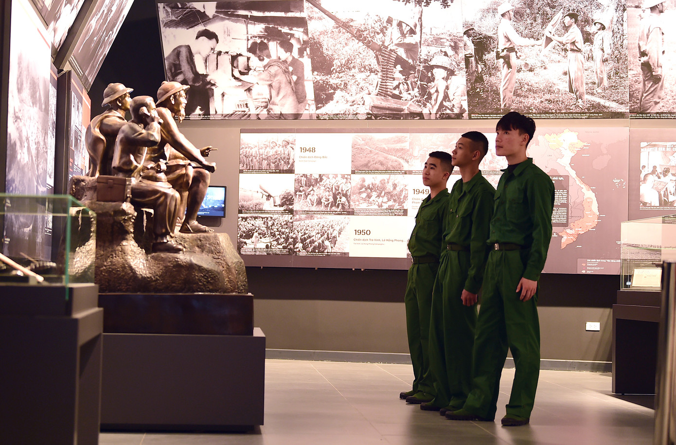 Thanh niên tình nguyện lên đường nhập ngũ và quân nhân xuất ngũ tiêu biểu năm 2025 tham quan bảo tàng Lịch sử Quân sự Việt Nam. Ảnh: Xuân Tùng Thanh niên tình nguyện lên đường nhập ngũ và quân nhân xuất ngũ tiêu biểu năm 2025 tham quan bảo tàng Lịch sử Quân sự Việt Nam. Ảnh: Xuân Tùng