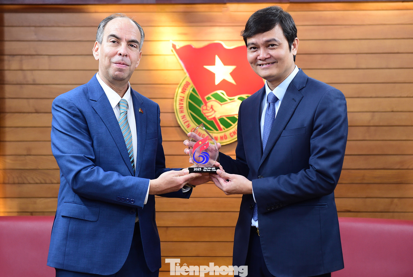 Đại sứ Cuba tại Việt Nam Rogelio Polanco Fuentes tặng quà Bí thư thứ nhất T.Ư Đoàn Bùi Quang Huy. Ảnh: Xuân Tùng Đại sứ Cuba tại Việt Nam Rogelio Polanco Fuentes tặng quà Bí thư thứ nhất T.Ư Đoàn Bùi Quang Huy. Ảnh: Xuân Tùng