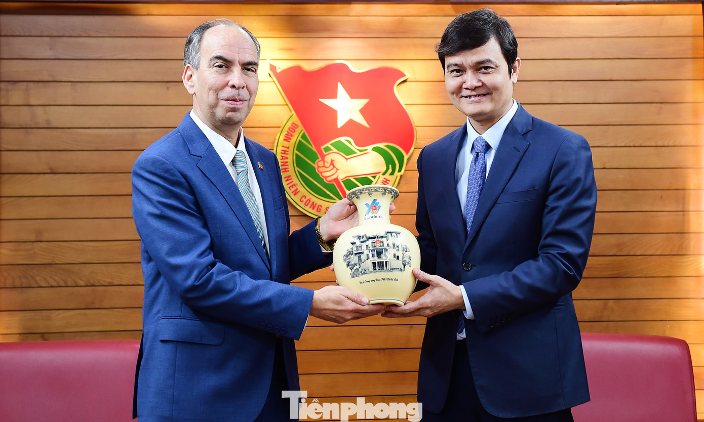 Bí thư thứ nhất T.Ư Đoàn Bùi Quang Huy tặng quà Đại sứ Cuba tại Việt Nam Rogelio Polanco Fuentes. Ảnh: Xuân Tùng Bí thư thứ nhất T.Ư Đoàn Bùi Quang Huy tặng quà Đại sứ Cuba tại Việt Nam Rogelio Polanco Fuentes. Ảnh: Xuân Tùng