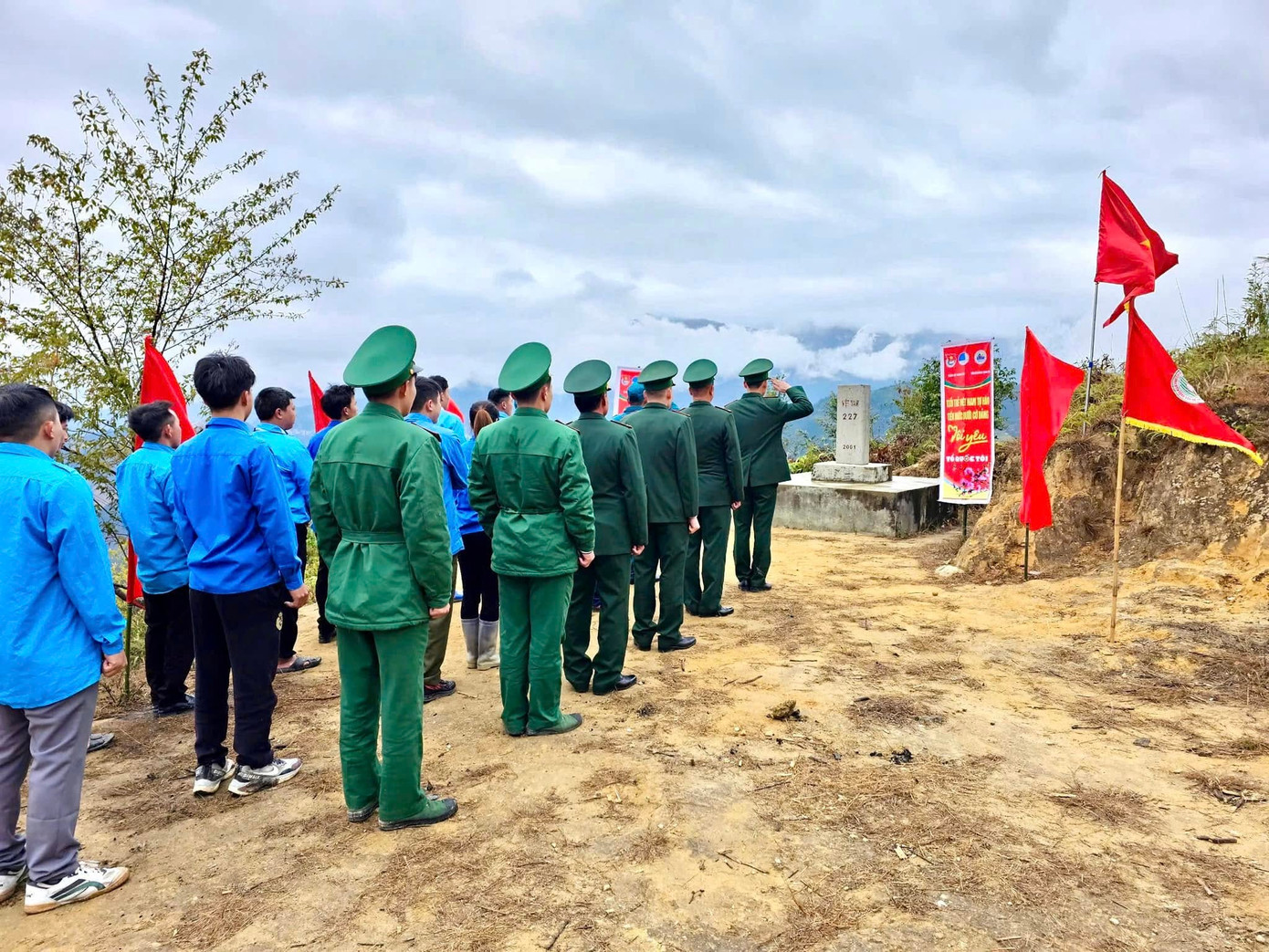 Các cấp bộ Đoàn tại Hà Giang tổ chức lễ chào cờ trong sáng 3/2. Ảnh: TĐHG