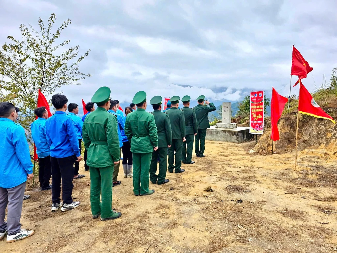 Các cấp bộ Đoàn tại Hà Giang tổ chức lễ chào cờ trong sáng 3/2. Ảnh: TĐHG