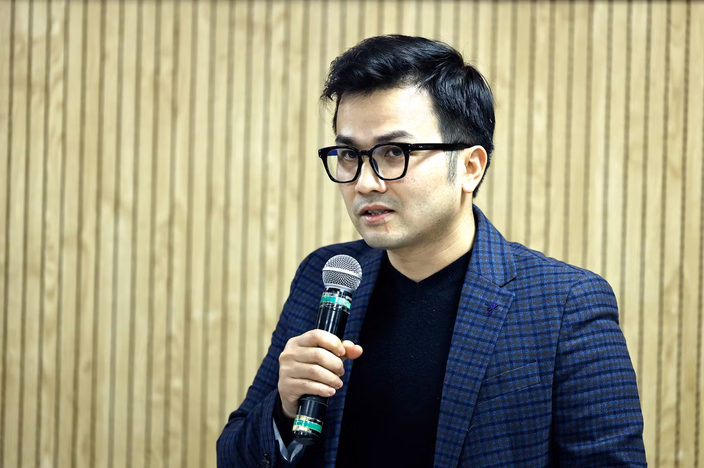 GS. Trần Xuân Bách trao đổi ý kiến tại cuộc họp.