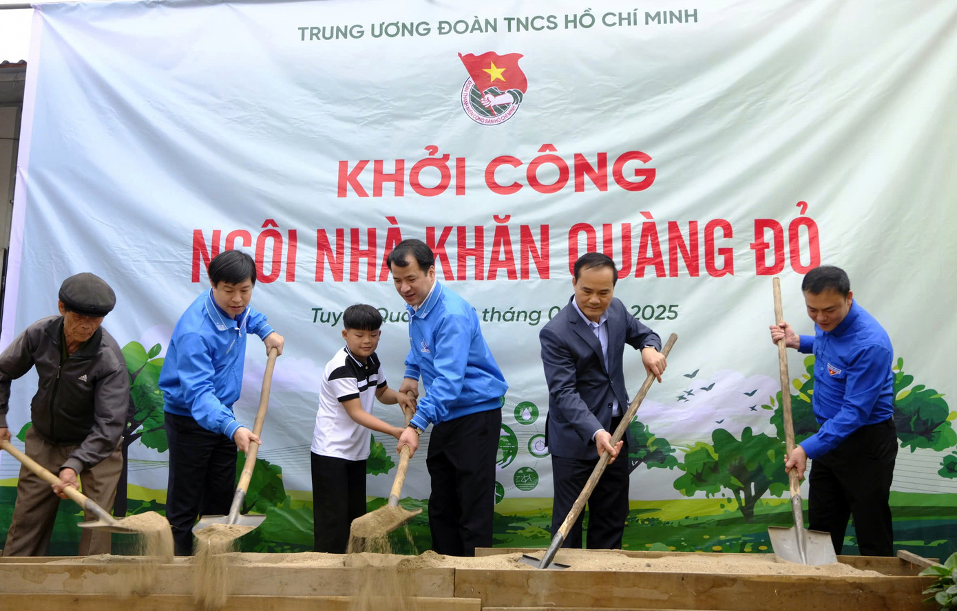 Đoàn đại biểu do anh Ngô Văn Cương - Bí thư T.Ư Đoàn dẫn đầu, trao tặng sân chơi thiếu nhi, khởi công ngôi Nhà khăn quàng đỏ. Ảnh: Châu Linh