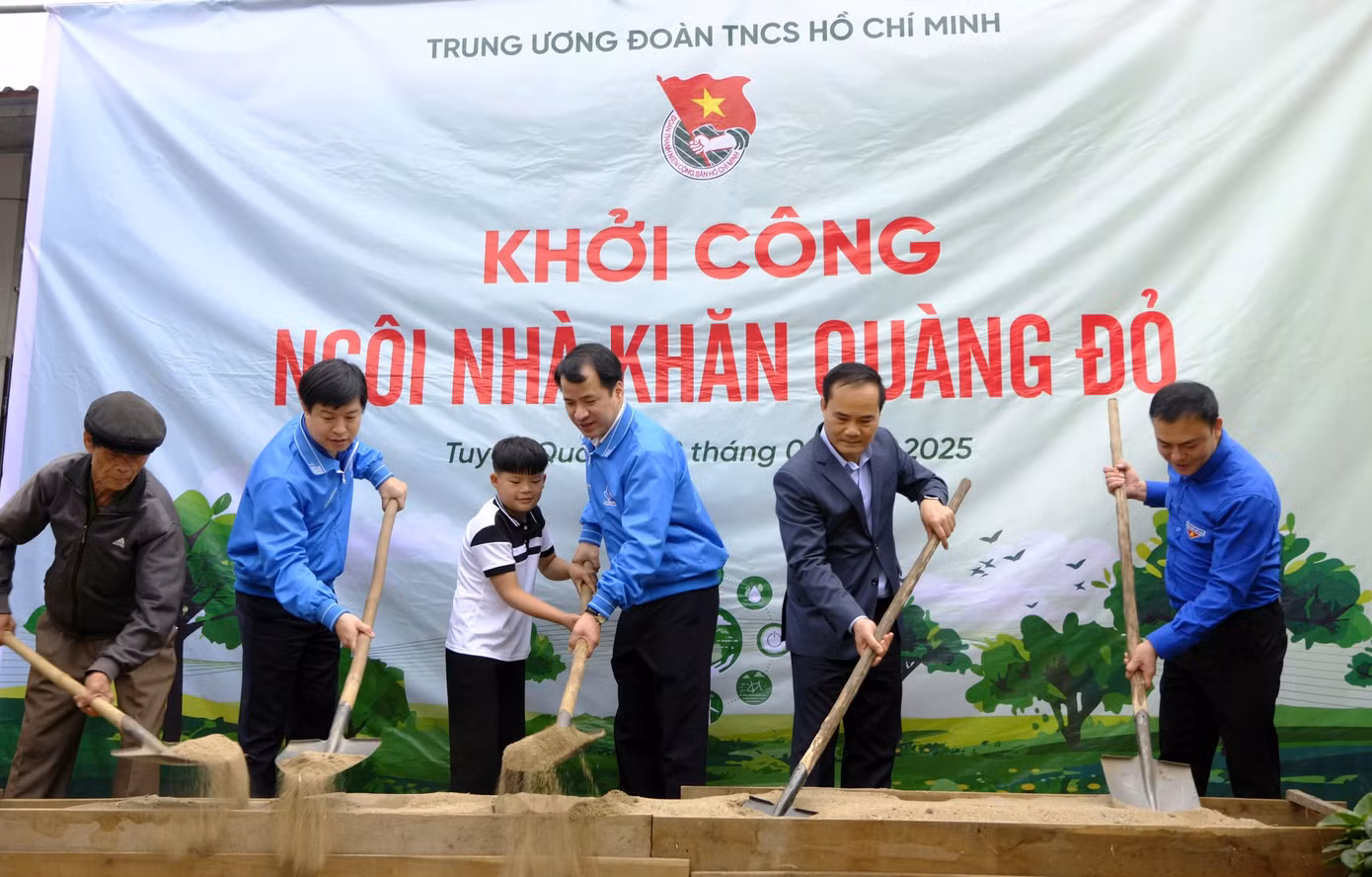 Đoàn đại biểu do anh Ngô Văn Cương - Bí thư T.Ư Đoàn dẫn đầu, trao tặng sân chơi thiếu nhi, khởi công ngôi Nhà khăn quàng đỏ. Ảnh: Châu Linh