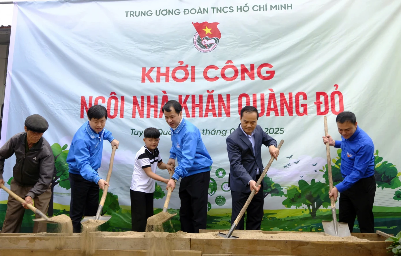 Đoàn đại biểu do anh Ngô Văn Cương - Bí thư T.Ư Đoàn dẫn đầu, trao tặng sân chơi thiếu nhi, khởi công ngôi Nhà khăn quàng đỏ. Ảnh: Châu Linh