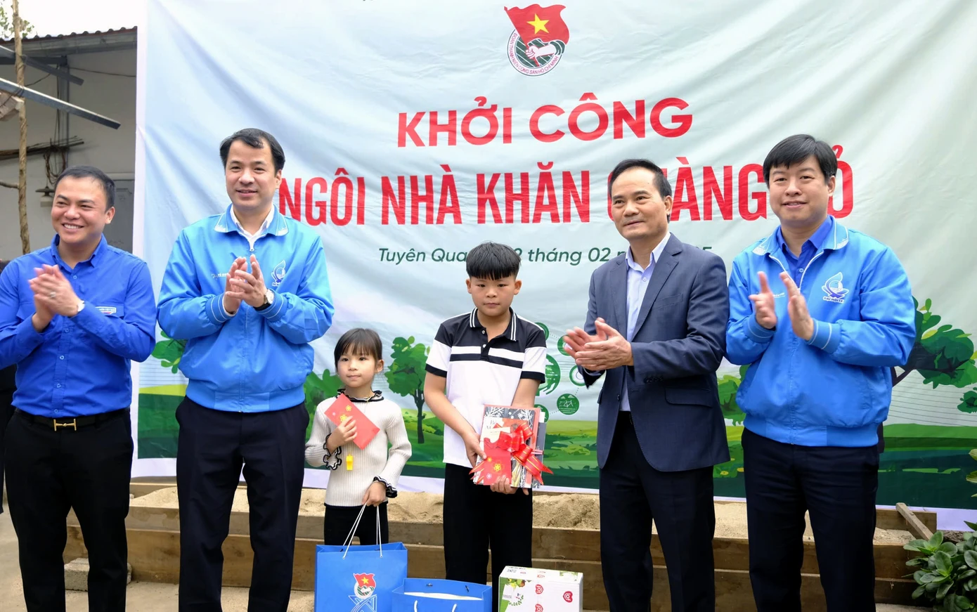 Đoàn đại biểu do anh Ngô Văn Cương - Bí thư T.Ư Đoàn dẫn đầu, trao tặng sân chơi thiếu nhi, khởi công ngôi Nhà khăn quàng đỏ. Ảnh: Châu Linh