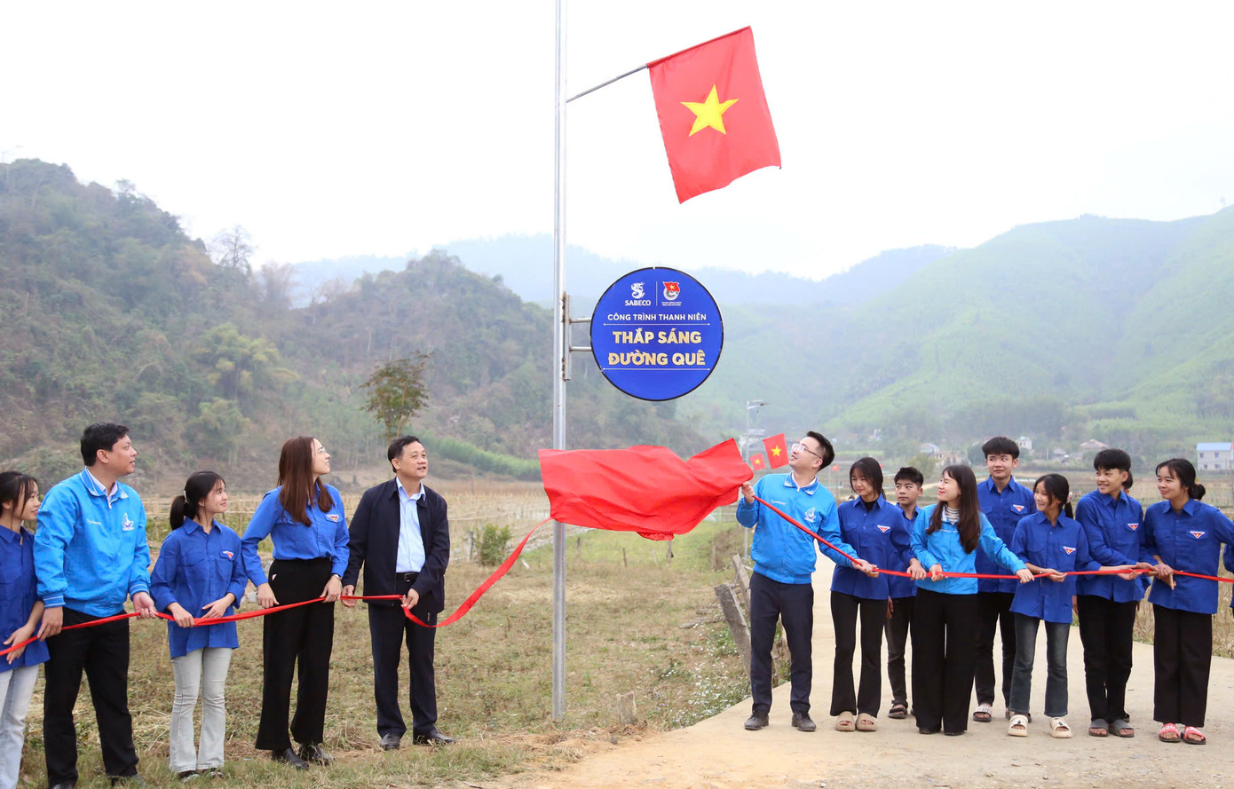 Đoàn đại biểu do anh Nguyễn Tường Lâm - Bí thư T.Ư Đoàn, Chủ tịch T.Ư Hội LHTN Việt Nam trao quà, khánh thành công trình thanh niên. Ảnh: Lâm Đăng Hải