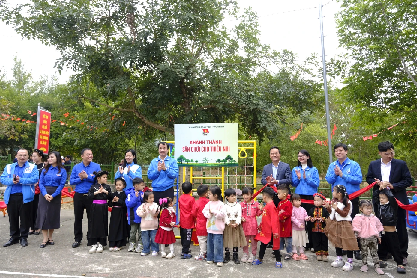 Đoàn đại biểu do anh Ngô Văn Cương - Bí thư T.Ư Đoàn dẫn đầu, trao tặng sân chơi thiếu nhi, khởi công ngôi Nhà khăn quàng đỏ. Ảnh: Châu Linh