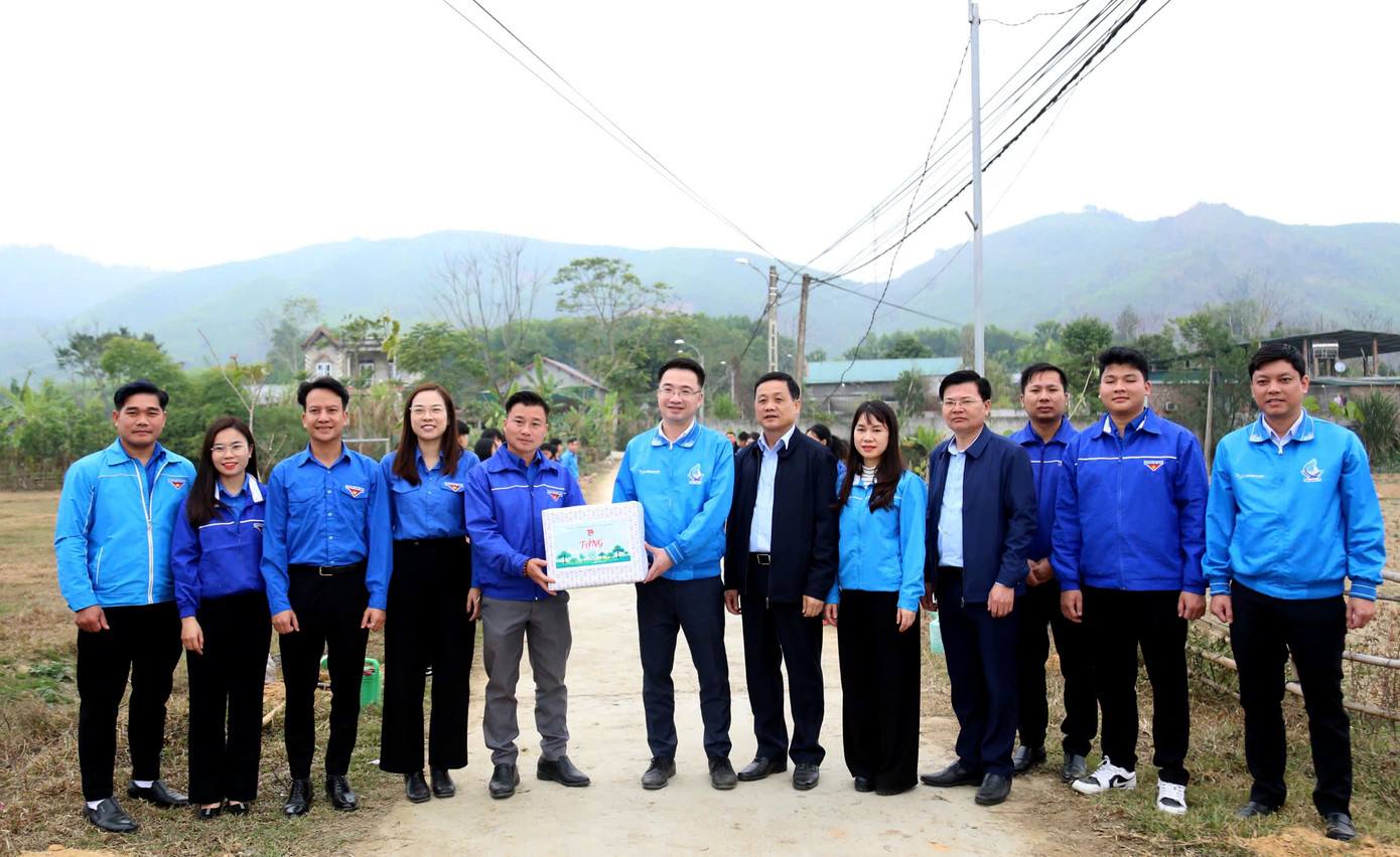 Đoàn đại biểu do anh Nguyễn Tường Lâm - Bí thư T.Ư Đoàn, Chủ tịch T.Ư Hội LHTN Việt Nam trao quà, khánh thành công trình thanh niên. Ảnh: Lâm Đăng Hải