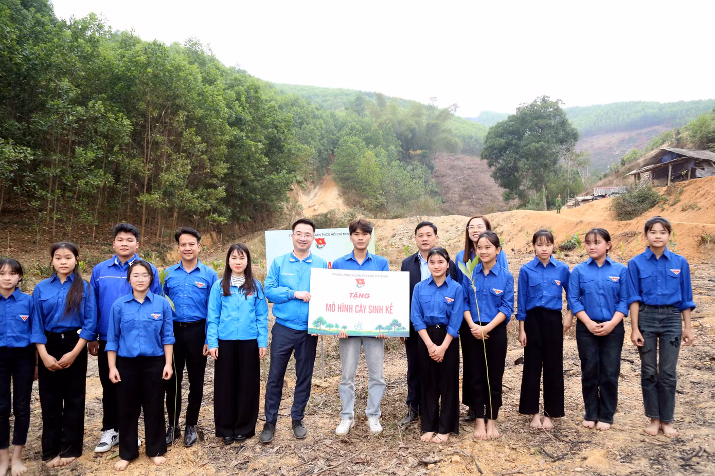 Đoàn đại biểu do anh Nguyễn Tường Lâm - Bí thư T.Ư Đoàn, Chủ tịch T.Ư Hội LHTN Việt Nam trao quà, khánh thành công trình thanh niên. Ảnh: Lâm Đăng Hải