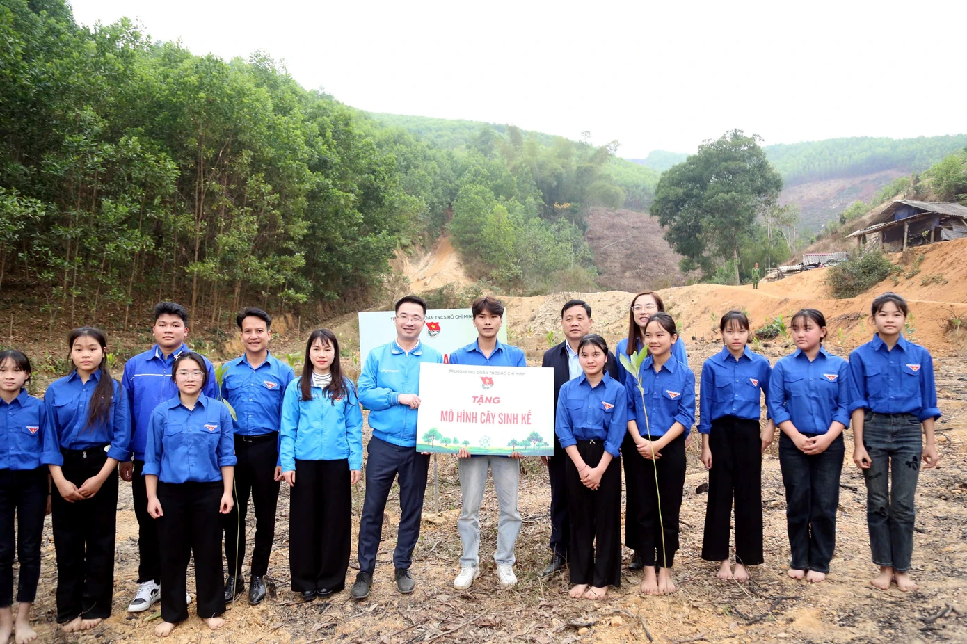 Đoàn đại biểu do anh Nguyễn Tường Lâm - Bí thư T.Ư Đoàn, Chủ tịch T.Ư Hội LHTN Việt Nam trao quà, khánh thành công trình thanh niên. Ảnh: Lâm Đăng Hải