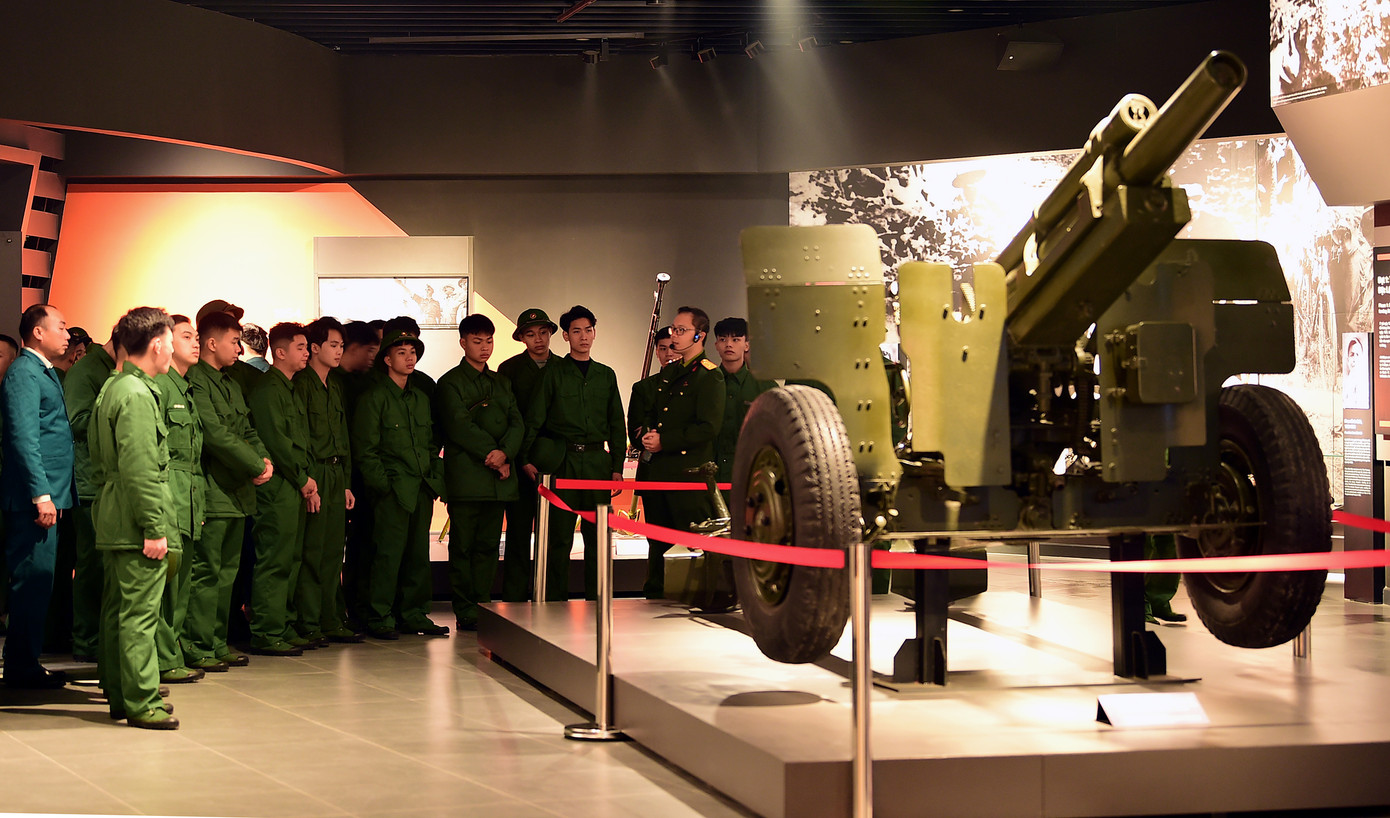 Thanh niên tình nguyện lên đường nhập ngũ và quân nhân xuất ngũ tiêu biểu năm 2025 tham quan bảo tàng Lịch sử Quân sự Việt Nam. Ảnh: Xuân Tùng Thanh niên tình nguyện lên đường nhập ngũ và quân nhân xuất ngũ tiêu biểu năm 2025 tham quan bảo tàng Lịch sử Quân sự Việt Nam. Ảnh: Xuân Tùng