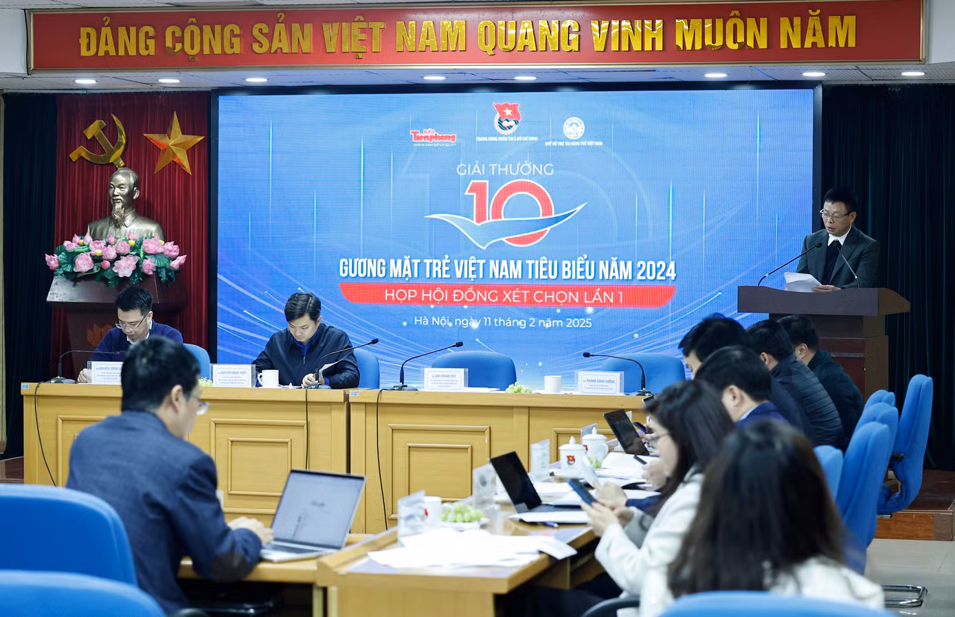 Nhà báo Phùng Công Sưởng thông tin công tác triển khai, tập hợp, phân tích dữ liệu hồ sơ các đề cử.