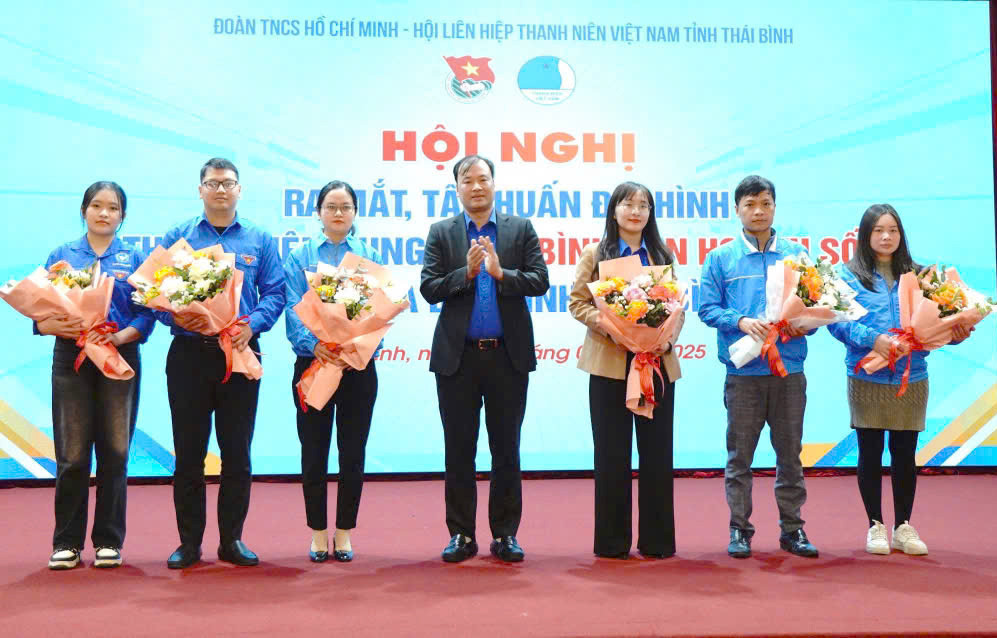 Anh Thiệu Minh Quỳnh tặng hoa đại diện các đội hình thanh niên xung kích "Bình dân học vụ số". Anh Thiệu Minh Quỳnh tặng hoa đại diện các đội hình thanh niên xung kích "Bình dân học vụ số".