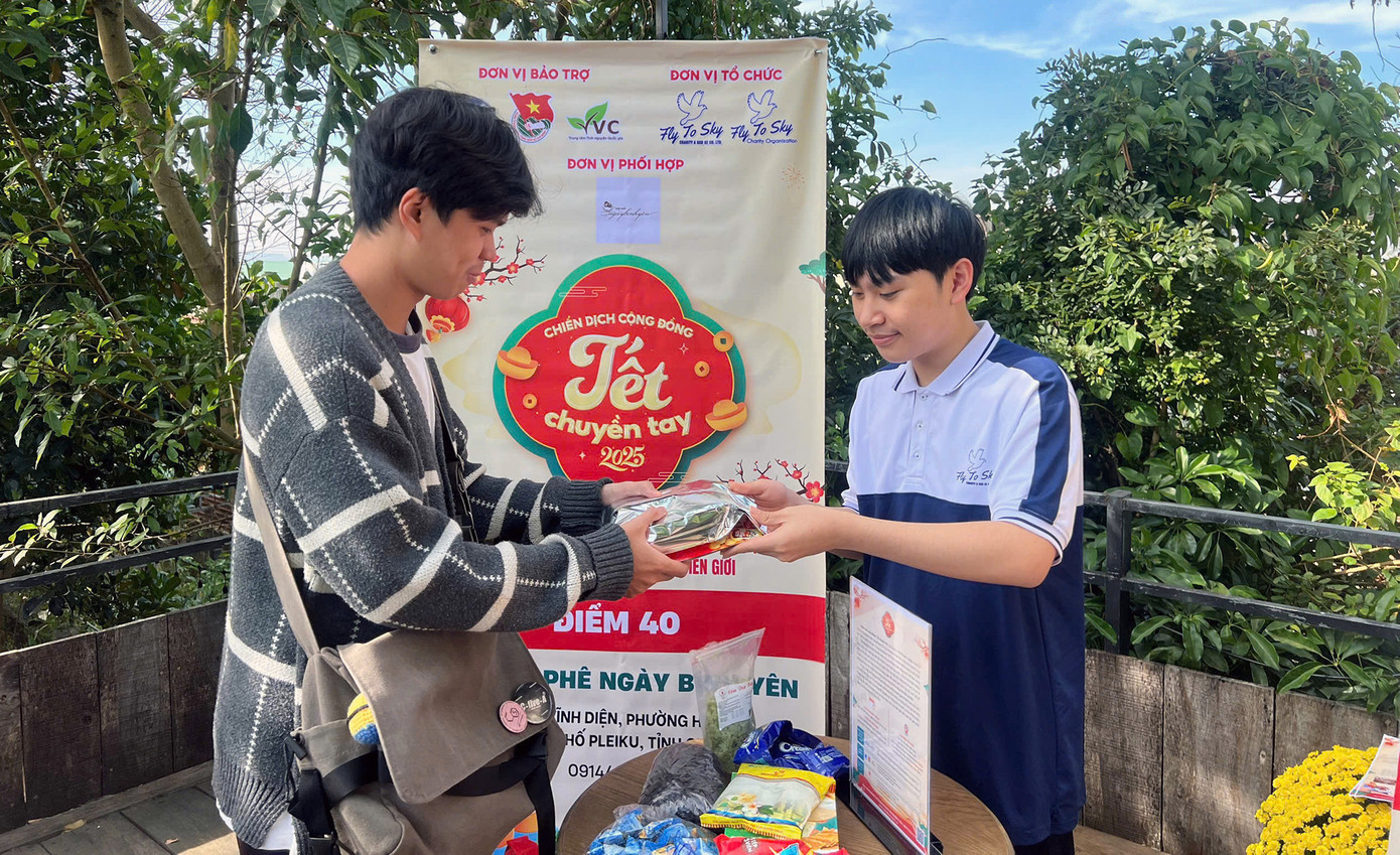 Nguyễn Khôi Nguyên tiếp nhận phần bánh kẹo quyên góp đến chương trình. Ảnh: CTV