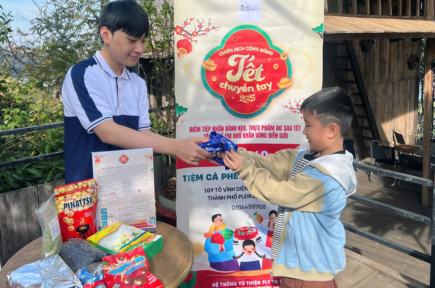 Các phần bánh, kẹo sẽ được phân loại, trao gửi đến trẻ em vùng cao trong chương trình Tháng Ba biên giới. Ảnh: CTV