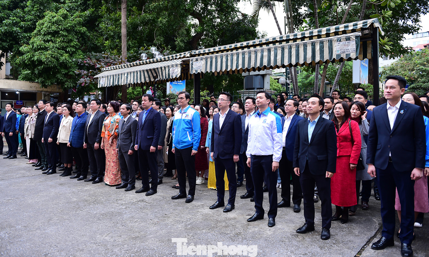 Lãnh đạo, cán bộ, công nhân viên các ban, đơn vị trực thuộc cơ quan T.Ư Đoàn thực hiện lễ chào cờ. Ảnh: Xuân Tùng
