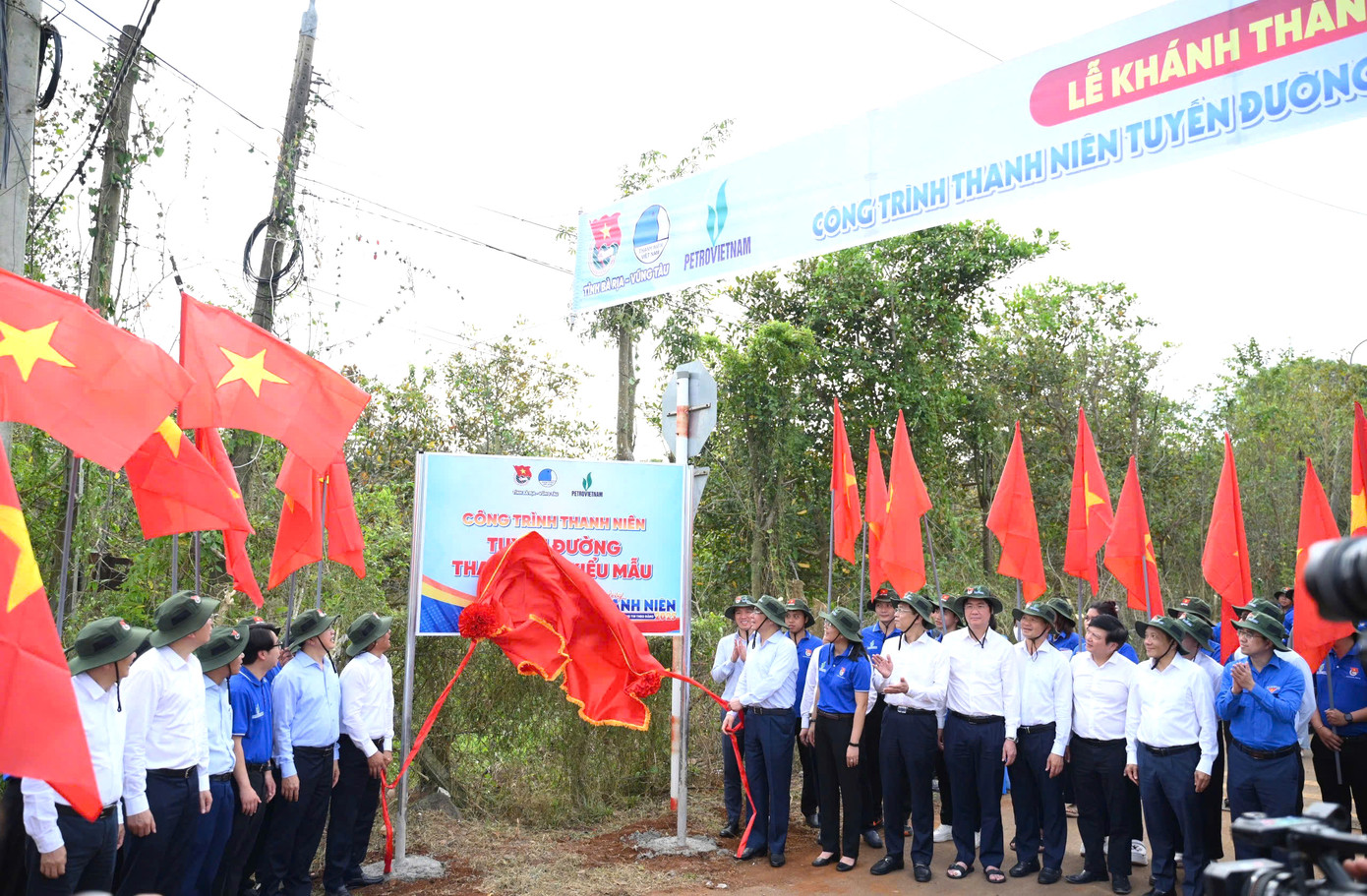 Khánh thành tuyến đường kiểu mẫu tại thôn Tân Châu. Ảnh: TĐBR-VT Khánh thành tuyến đường kiểu mẫu tại thôn Tân Châu. Ảnh: TĐBR-VT