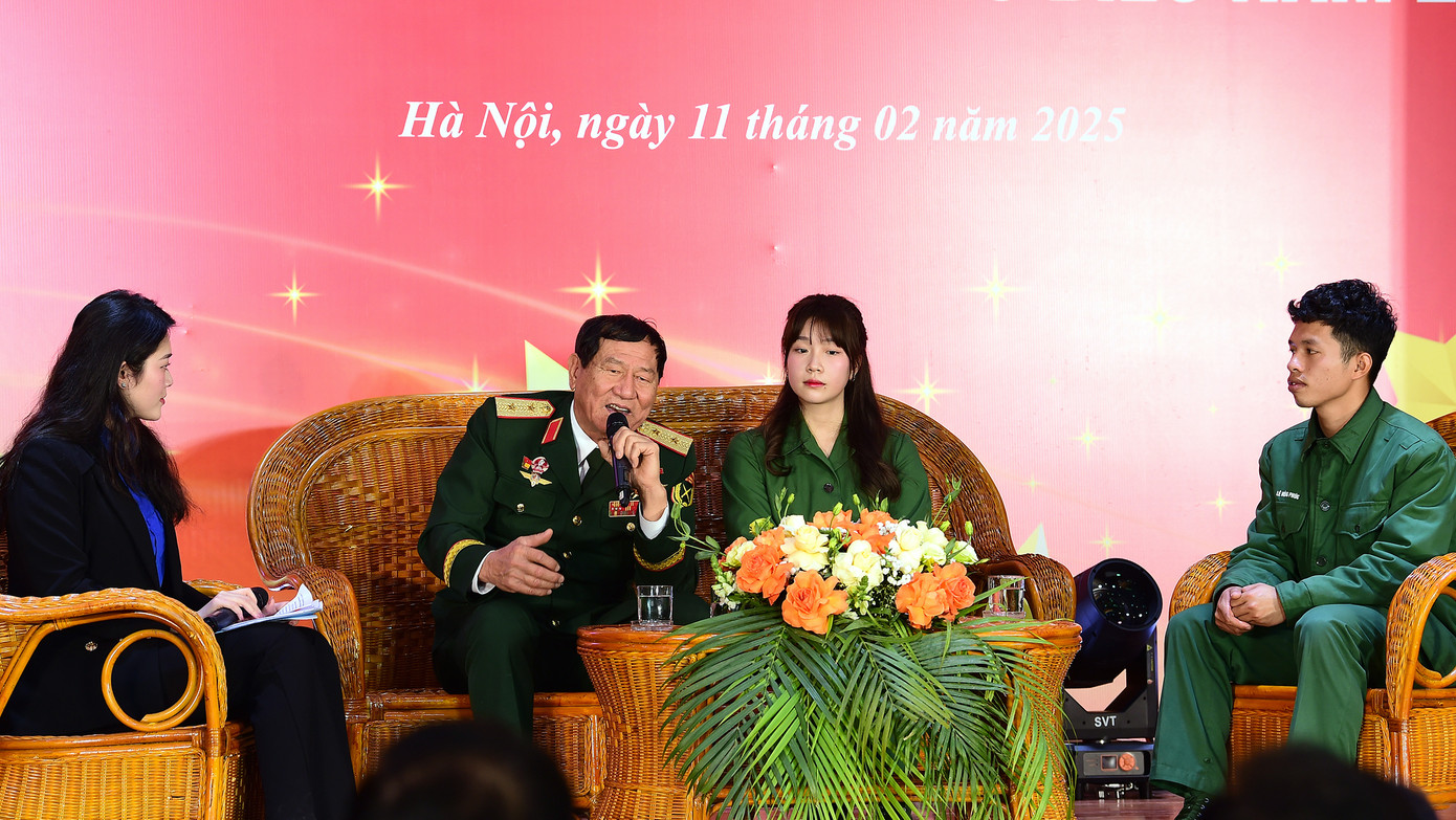 Trung tướng Phạm Tuân chia sẻ tại giao lưu “Khát vọng cống hiến - Vững bước tương lai” thuộc chương trình Gặp mặt thanh niên tình nguyện lên đường nhập ngũ và quân nhân xuất ngũ tiêu biểu năm 2025. Ảnh: Xuân Tùng