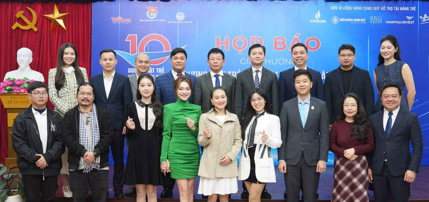 Đại diện Ban Tổ chức và Gương mặt trẻ Việt Nam tiêu biểu qua các năm, cùng người đẹp cuộc thi Hoa hậu Việt Nam chụp ảnh lưu niệm tại chương trình.