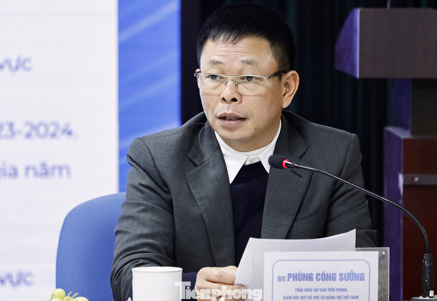 Nhà báo Phùng Công Sưởng trao đổi tại cuộc họp. Nhà báo Phùng Công Sưởng trao đổi tại cuộc họp.