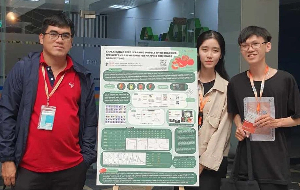 Nguyễn Quốc Khang (ngoài cùng bên phải) và thầy hướng dẫn Quách Luyl Đa (bên trái) bên poster Hệ thống quản lý trạng thái cà chua tại FPT Edu Research Festival năm 2023. Ảnh: NVCC