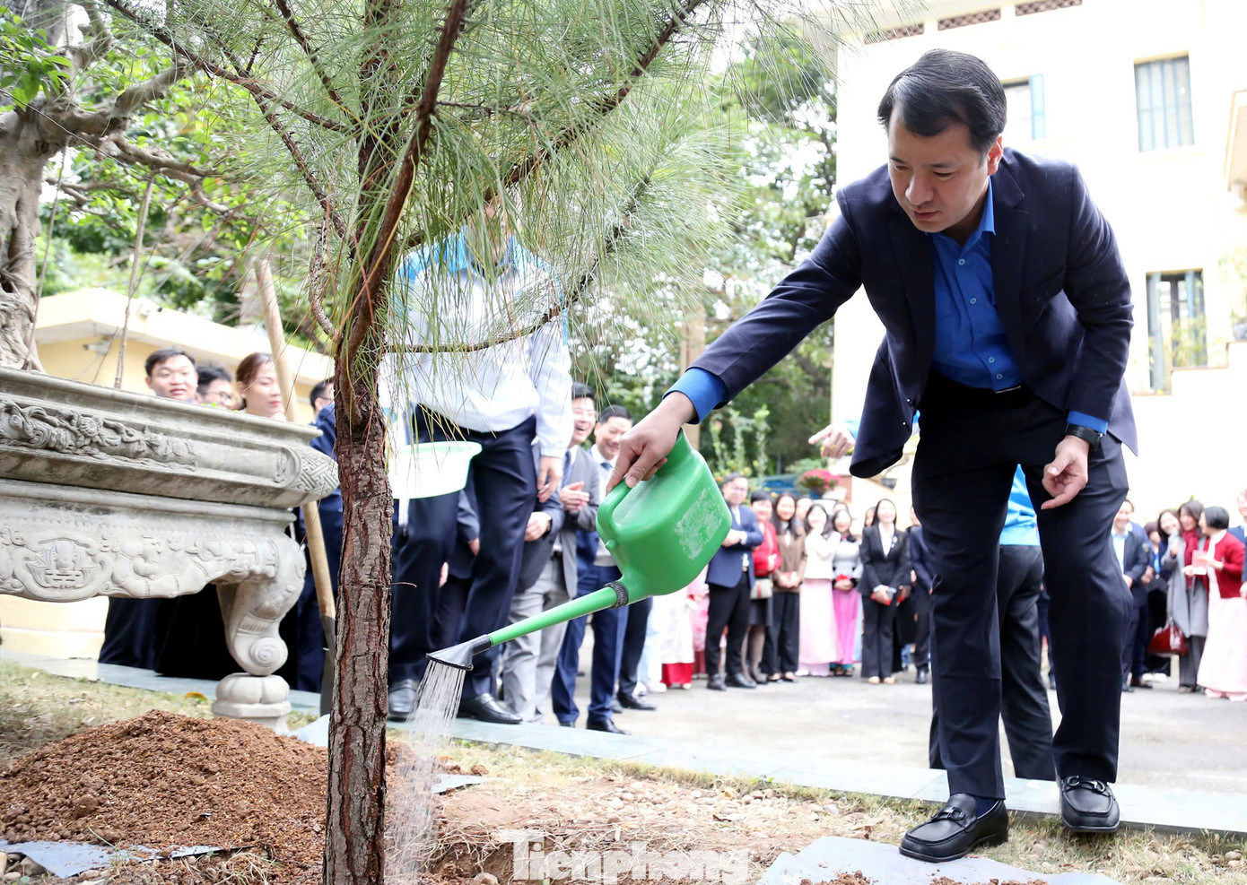 Anh Ngô Văn Cương trồng cây trong khuôn viên cơ quan T.Ư Đoàn, hưởng ứng Tết trồng cây Xuân Ất Tỵ 2025. Ảnh: Lâm Đăng Hải