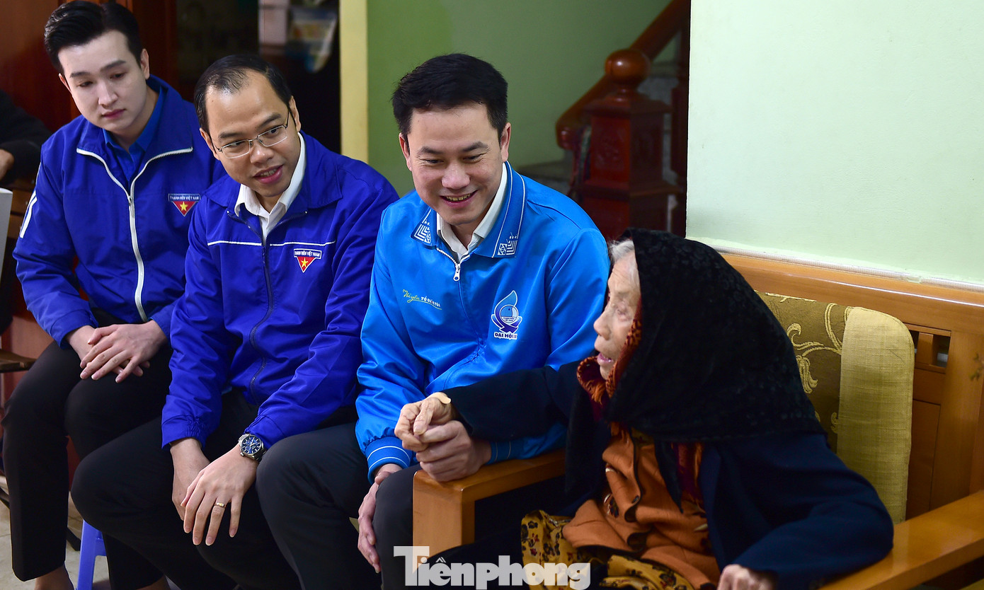 Anh Nguyễn Kim Quy - Phó Chủ tịch thường trực T.Ư Hội LHTN Việt Nam, cùng hai Phó Bí thư Thành Đoàn Hà Nội Nguyễn Tiến Hưng và Đào Đức Việt thăm hỏi, gia đình chính sách. Ảnh: Xuân Tùng.