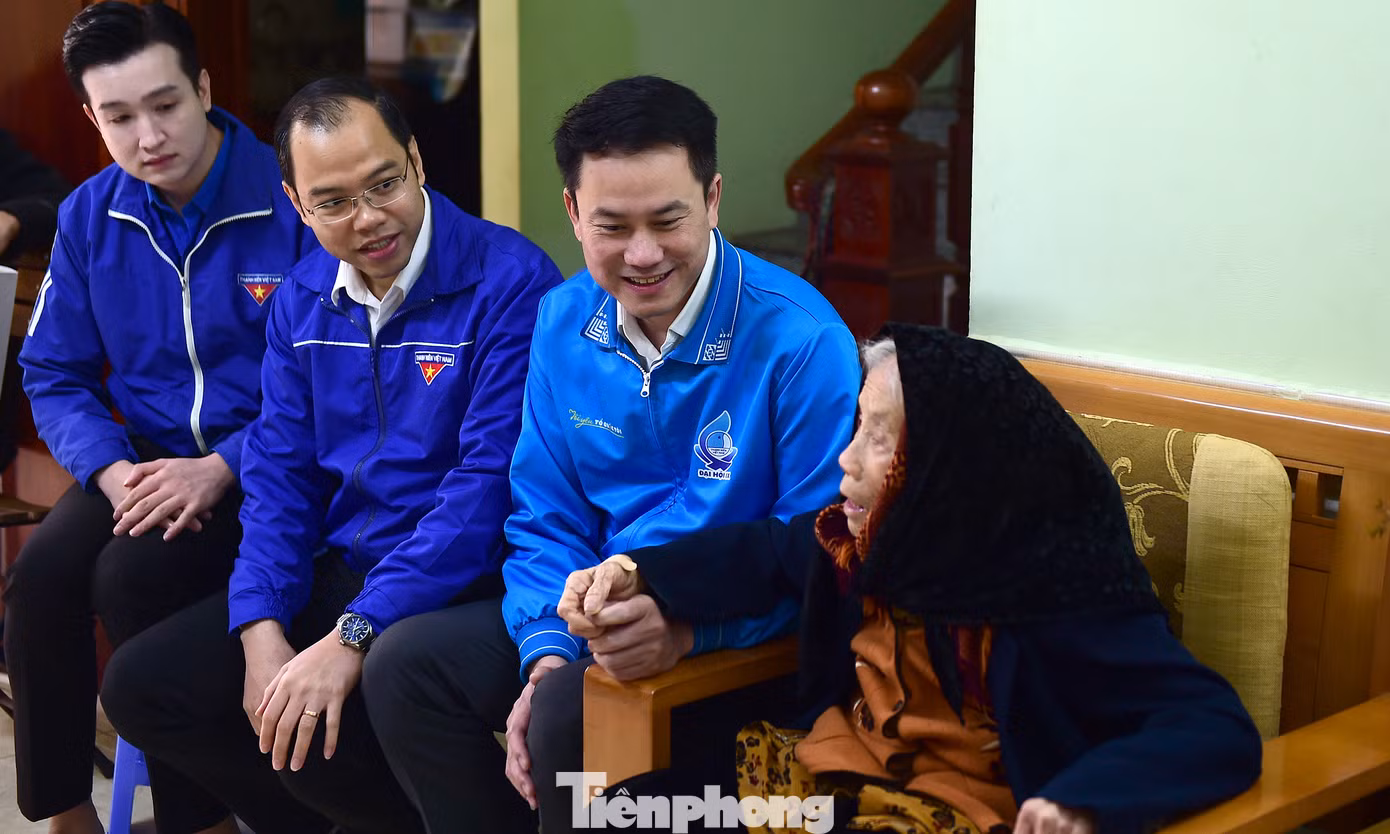 Anh Nguyễn Kim Quy - Phó Chủ tịch thường trực T.Ư Hội LHTN Việt Nam, cùng hai Phó Bí thư Thành Đoàn Hà Nội Nguyễn Tiến Hưng và Đào Đức Việt thăm hỏi, gia đình chính sách. Ảnh: Xuân Tùng. Anh Nguyễn Kim Quy - Phó Chủ tịch thường trực T.Ư Hội LHTN Việt Nam, cùng hai Phó Bí thư Thành Đoàn Hà Nội Nguyễn Tiến Hưng và Đào Đức Việt thăm hỏi, gia đình chính sách. Ảnh: Xuân Tùng.
